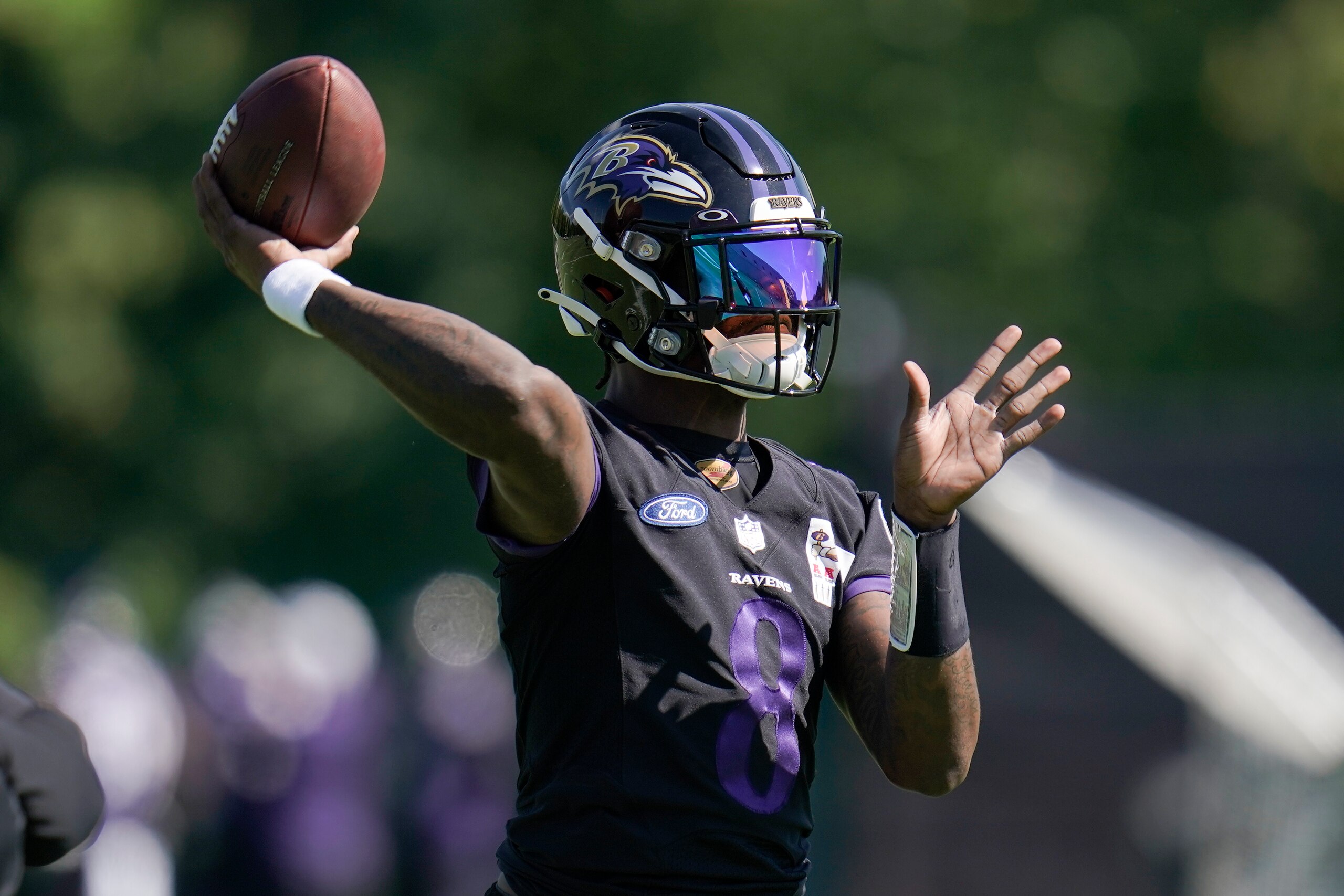 Baltimore Ravens quarterback Lamar Jackson works out during the team's NFL football training, Tuesday, June 15, 2021, in Owings Mills, Md. (AP Photo/Julio Cortez)