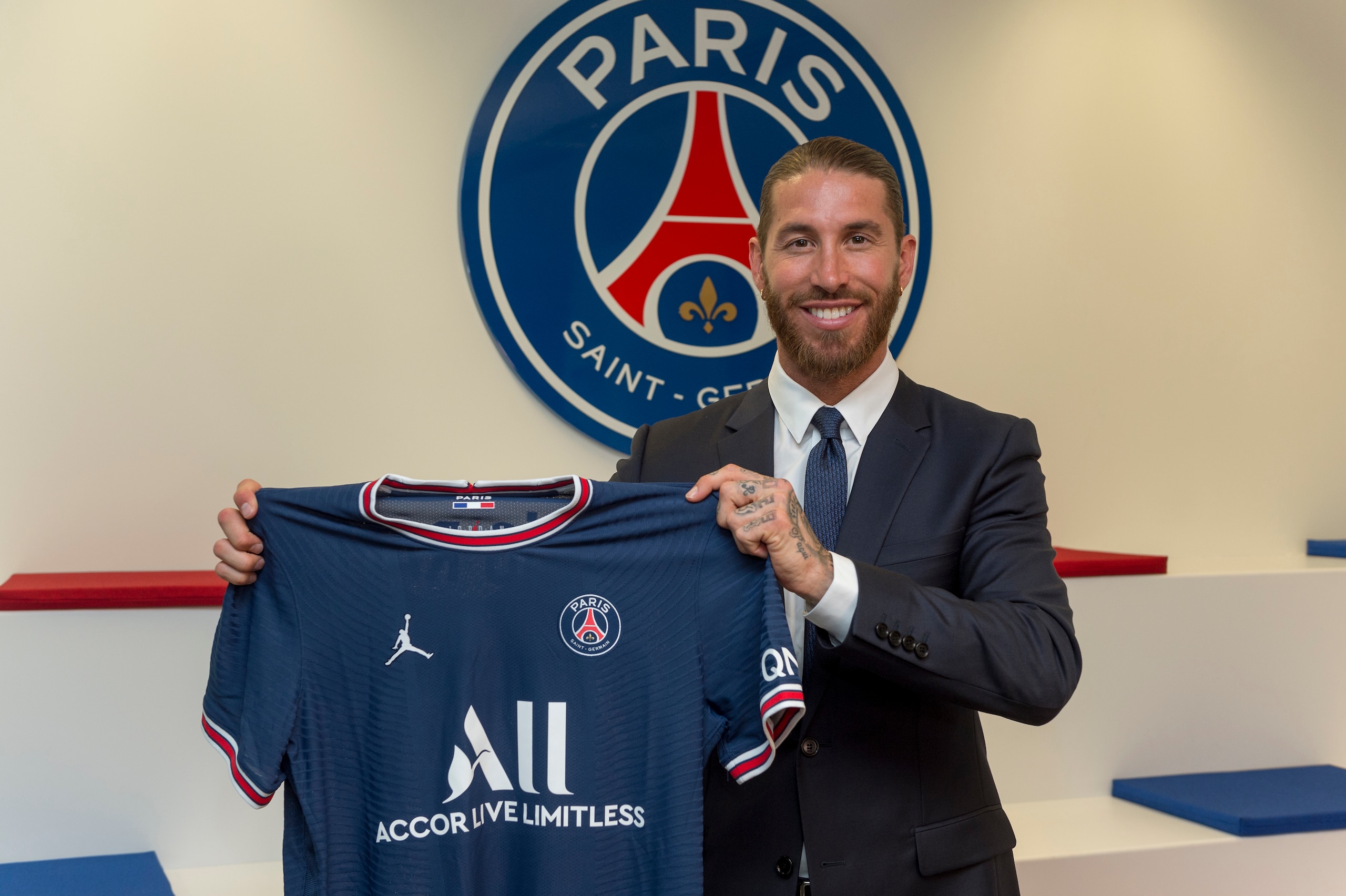 BOULOGNE-BILLANCOURT, FRANCE - JULY 08: Sergio Ramos sign a 2 year contract with Paris Saint-Germain on July 08, 2021 in Boulogne-Billancourt, France. (Photo by Paris Saint-Germain Football/PSG via Getty Images)