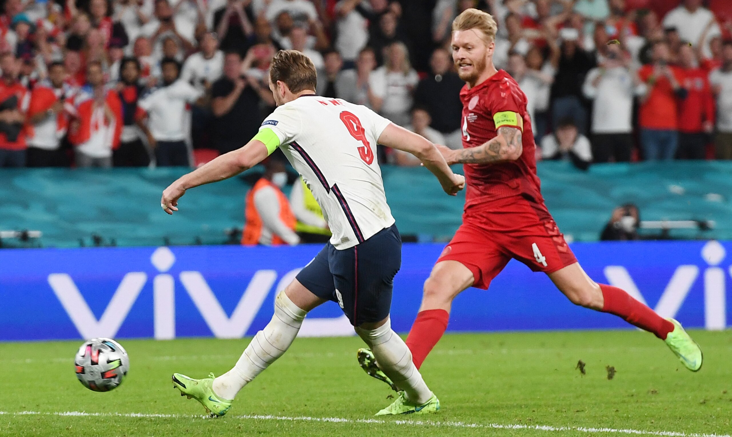 England's forward Harry Kane (L) shoots and scores a penalty kick during the UEFA EURO 2020 semi-final football match between England and Denmark at Wembley Stadium in London on July 7, 2021. (Photo by Andy Rain / POOL / AFP) (Photo by ANDY RAIN/POOL/AFP via Getty Images)
