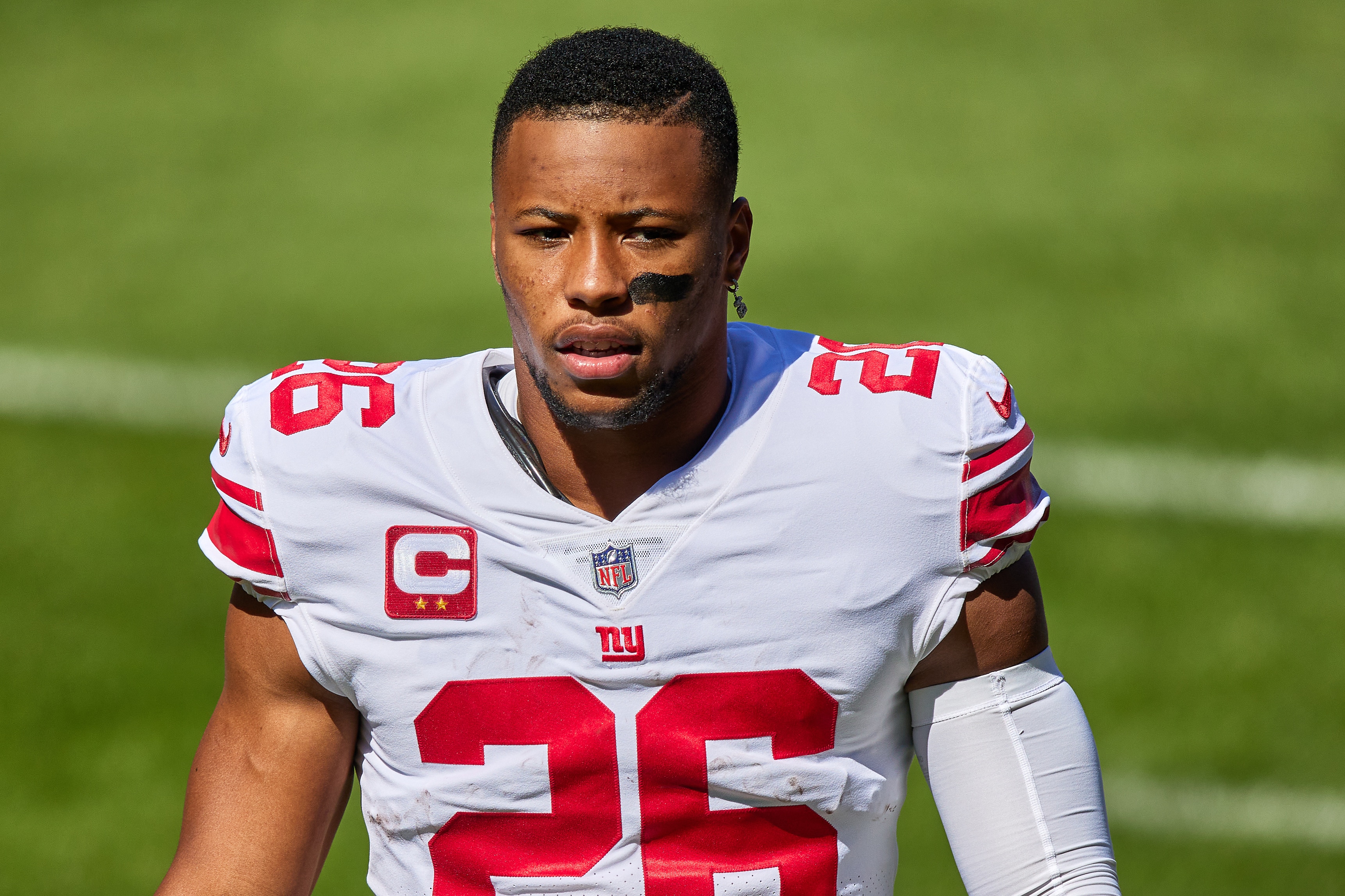 CHICAGO, IL - SEPTEMBER 20: New York Giants running back Saquon Barkley (26) looks on in action during a game between the Chicago Bears and the New York Giants on September 20, 2020 at Soldier Field in Chicago, IL. (Photo by Robin Alam/Icon Sportswire via Getty Images)