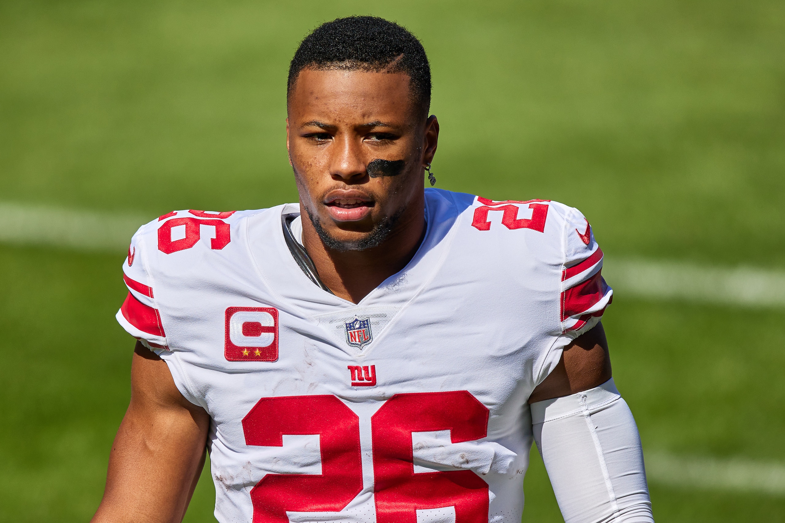 CHICAGO, IL - SEPTEMBER 20: New York Giants running back Saquon Barkley (26) looks on in action during a game between the Chicago Bears and the New York Giants on September 20, 2020 at Soldier Field in Chicago, IL. (Photo by Robin Alam/Icon Sportswire via Getty Images)