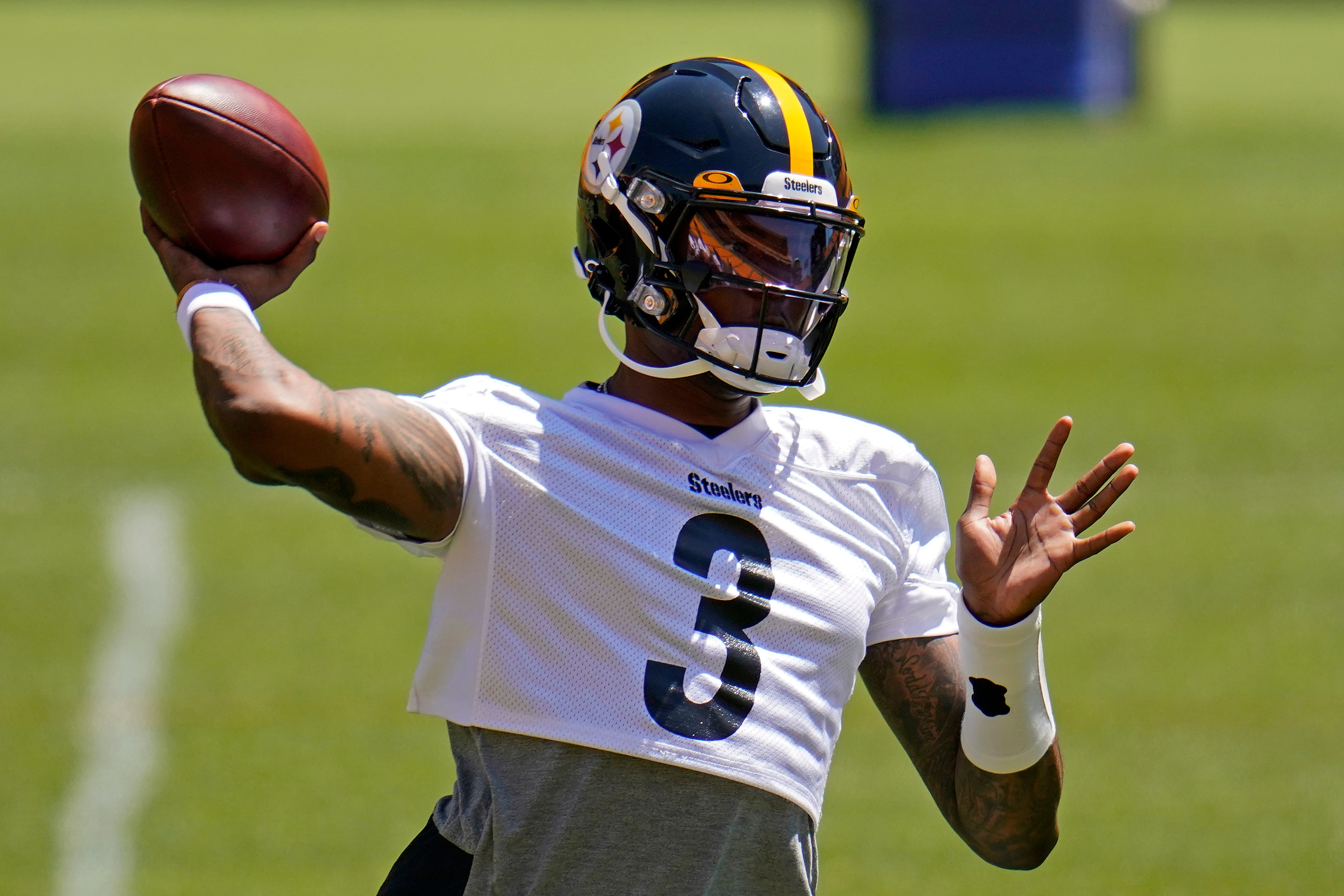 Pittsburgh Steelers quarterback Dwayne Haskins works during the team's NFL mini-camp football practice in Pittsburgh, Thursday, June 17, 2021. (AP Photo/Gene J. Puskar)