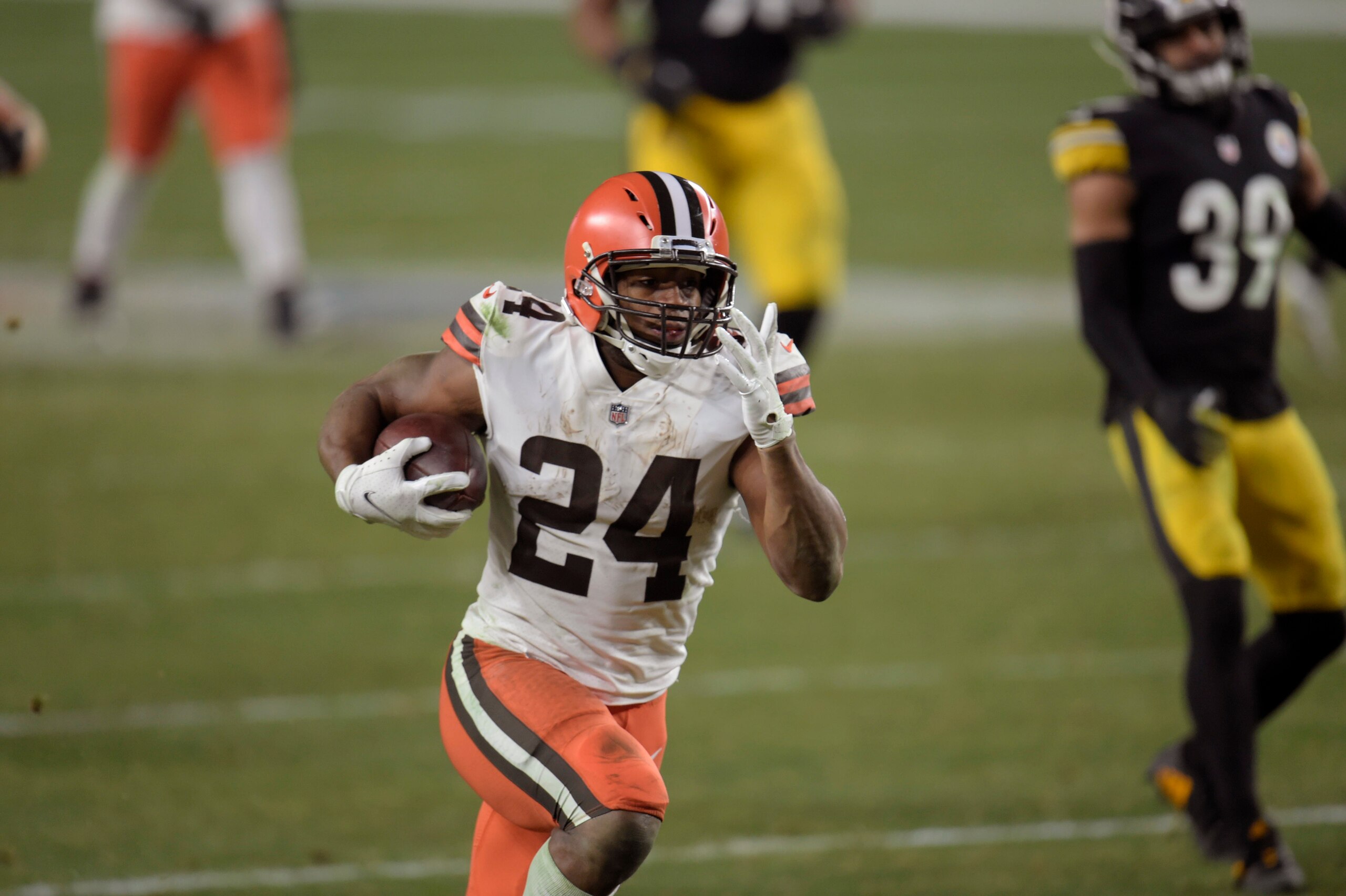 Football: AFC Playoffs: Cleveland Browns Nick Chubb (24) in action, rushing vs Pittsburgh Steelers at Heinz Field.
Pittsburgh, PA 1/10/2021
CREDIT: Fred Vuich (Photo by Fred Vuich/Sports Illustrated via Getty Images) (Set Number: X163496) Football: AFC Playoffs: Cleveland Browns Nick Chubb (24) in action, rushing vs Pittsburgh Steelers at Heinz Field.
Pittsburgh, PA 1/10/2021
CREDIT: Fred Vuich (Photo by Fred Vuich/Sports Illustrated via Getty Images) (Set Number: X163496)
