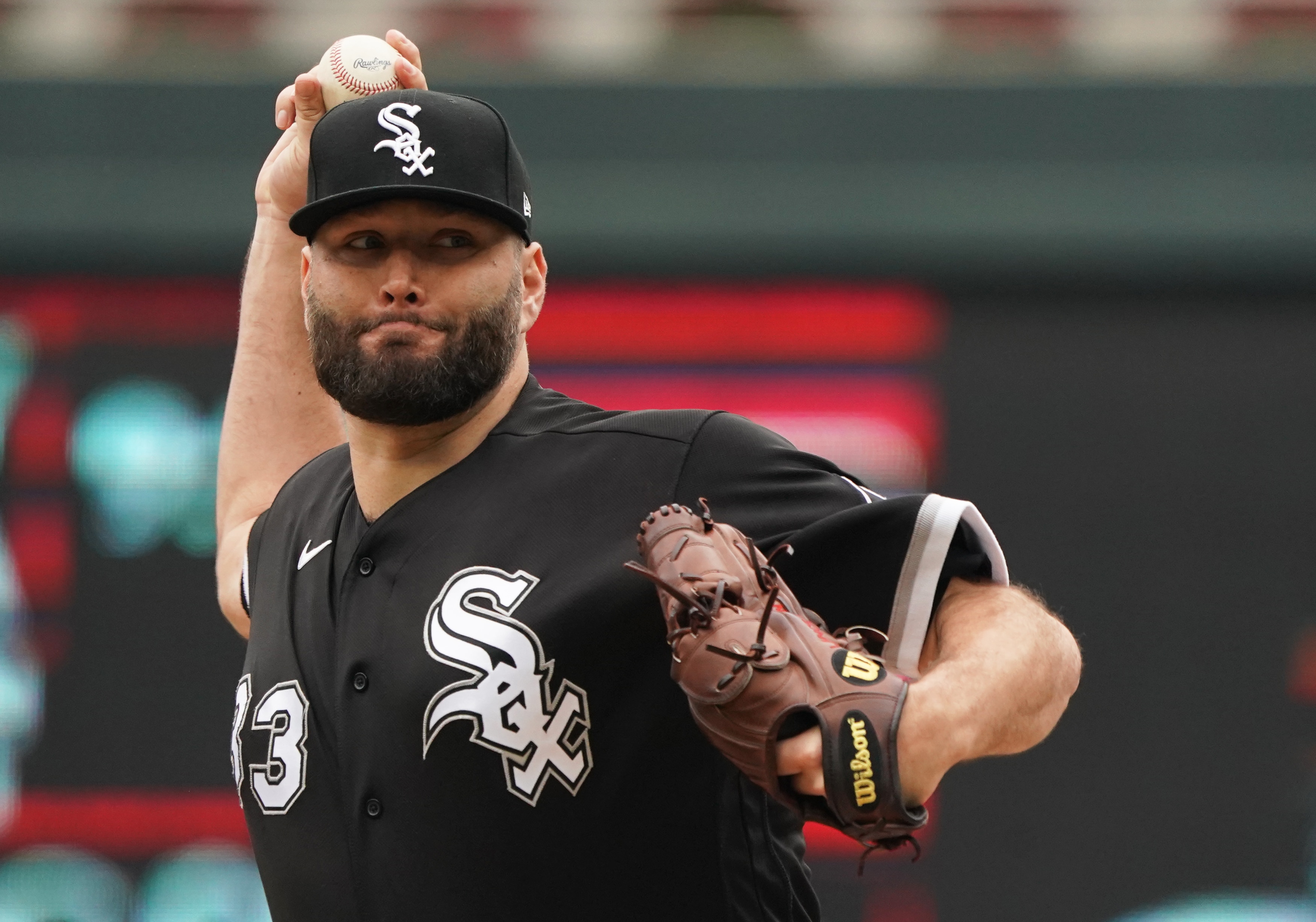 MINNEAPOLIS, MN - JULY 07: Chicago White Sox Starting pitcher Lance Lynn (33) delivers a pitch during a game between the Minnesota Twins and Chicago White Sox at Target Field in Minneapolis, MN on July 7, 2021.(Photo by Nick Wosika/Icon Sportswire via Getty Images)