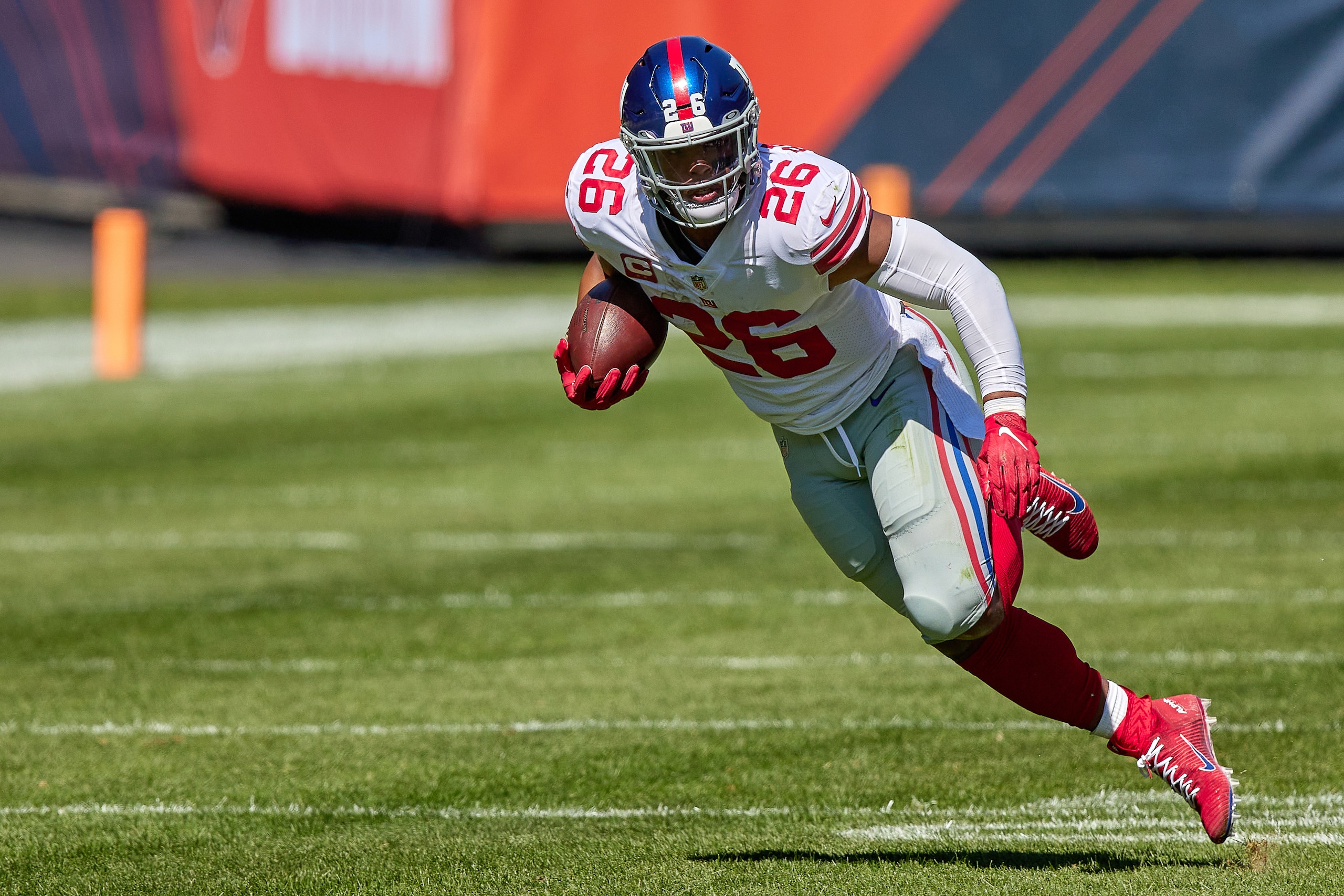 CHICAGO, IL - SEPTEMBER 20: New York Giants running back Saquon Barkley (26) runs with the football in action during a game between the Chicago Bears and the New York Giants on September 20, 2020 at Soldier Field in Chicago, IL. (Photo by Robin Alam/Icon Sportswire via Getty Images)