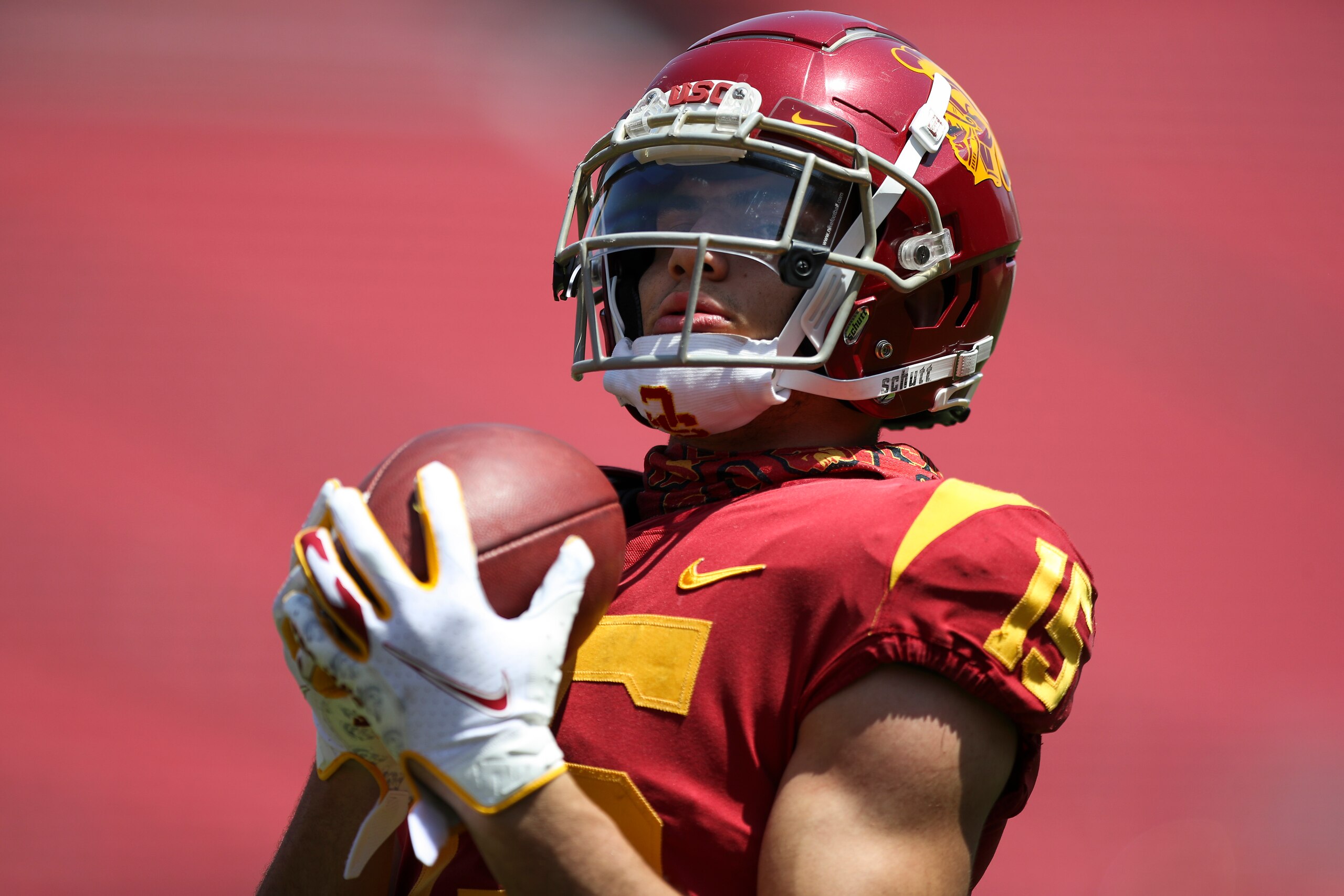 LOS ANGELES, CALIFORNIA - APRIL 17: Wide receiver Drake London #15 of the USC Trojans warms up before the spring game at Los Angeles Coliseum on April 17, 2021 in Los Angeles, California. (Photo by Meg Oliphant/Getty Images)