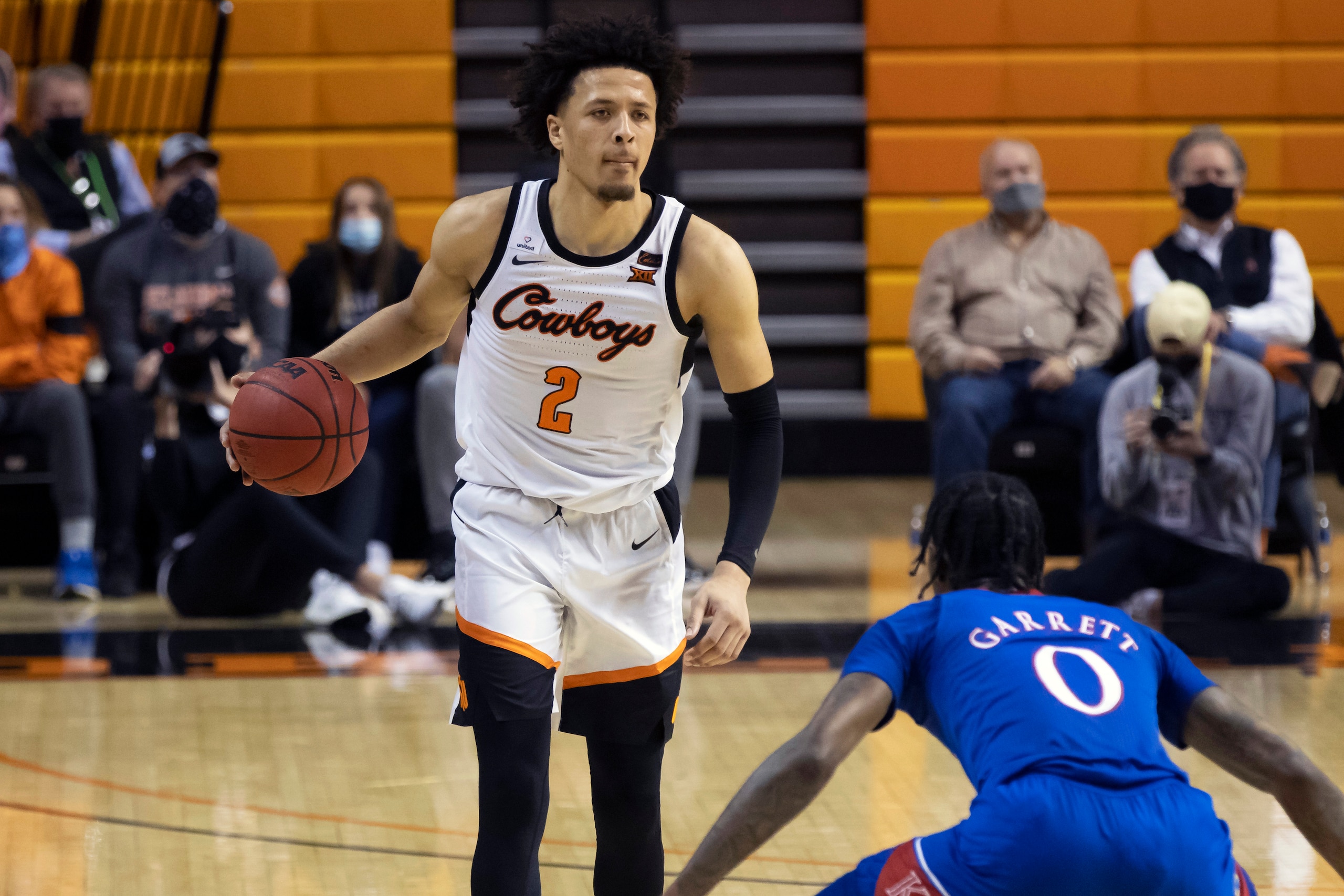 ARCHIVO.- Foto del martes 12 de enero del 2021 Cade Cunningham de Oklahoma State en el encuentro colegial ante Kansas. El martes 22 de junio del 2021, los Pistons se quedan con la primera selección del Draft tras la lotería y posiblemente elegirán primero a Cunningham en el Draft del próximo 29 de julio. (AP Photo/Mitch Alcala, File)