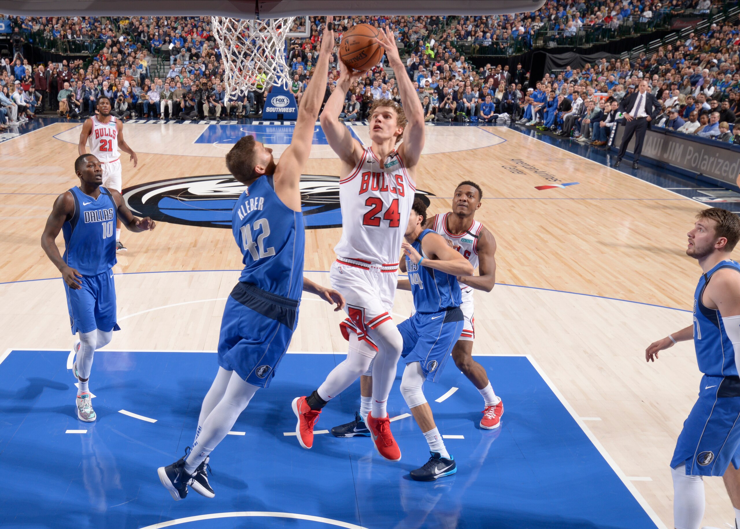 DALLAS, TX - JANUARY 6:  Lauri Markkanen #24 of the Chicago Bulls shoots the ball against the Dallas Mavericks on January 6, 2020 at the American Airlines Center in Dallas, Texas. NOTE TO USER: User expressly acknowledges and agrees that, by downloading and or using this photograph, User is consenting to the terms and conditions of the Getty Images License Agreement. Mandatory Copyright Notice: Copyright 2020 NBAE (Photo by Glenn James/NBAE via Getty Images)