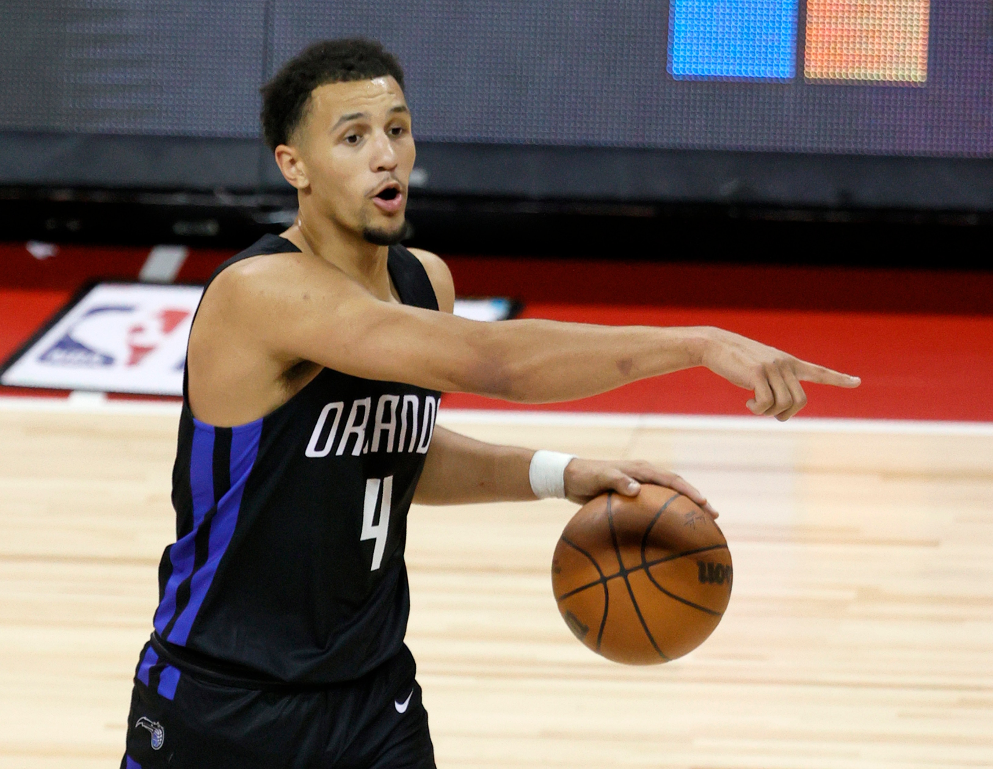 LAS VEGAS, NEVADA - AUGUST 09:  Jalen Suggs #4 of the Orlando Magic sets up a play against the Golden State Warriors during the 2021 NBA Summer League at the Thomas & Mack Center on August 9, 2021 in Las Vegas, Nevada. NOTE TO USER: User expressly acknowledges and agrees that, by downloading and or using this photograph, User is consenting to the terms and conditions of the Getty Images License Agreement.  (Photo by Ethan Miller/Getty Images)