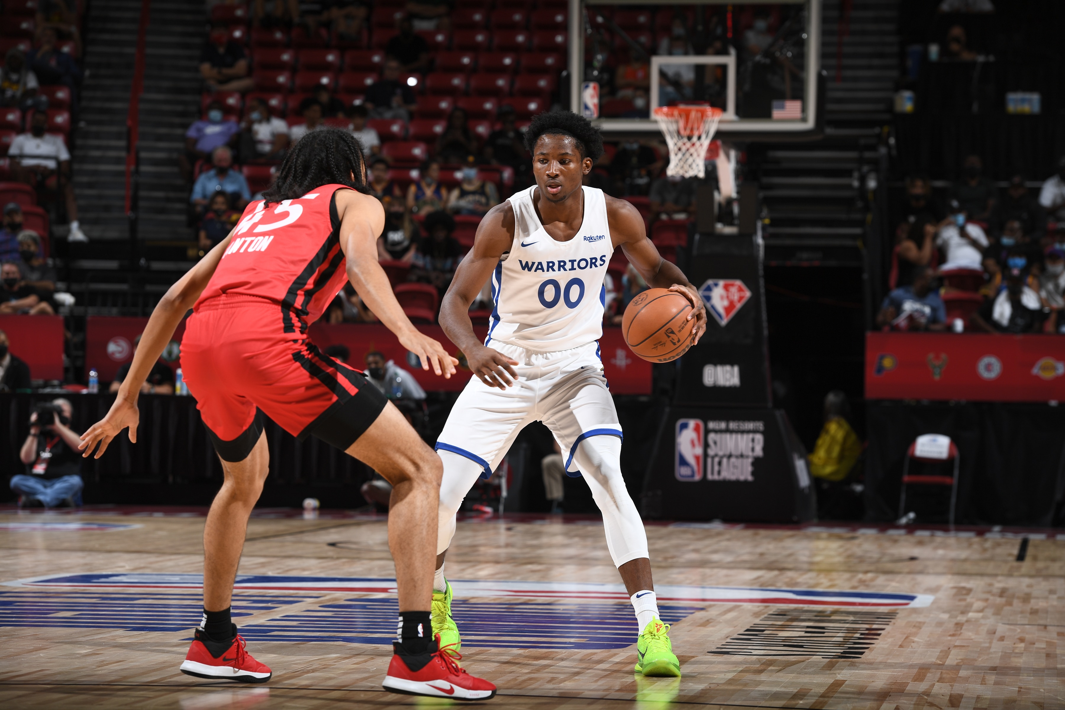 LAS VEGAS, NV - AUGUST 11: Jonathan Kuminga #00 of the Golden State Warriors handles the ball against the Toronto Raptors during the 2021 Las Vegas Summer League on August 11, 2021 at the Thomas & Mack Center in Las Vegas, Nevada. NOTE TO USER: User expressly acknowledges and agrees that, by downloading and or using this Photograph, User is consenting to the terms and conditions of the Getty Images License Agreement. Mandatory Copyright Notice: Copyright 2021 NBAE (Photo by Garrett Ellwood/NBAE via Getty Images)