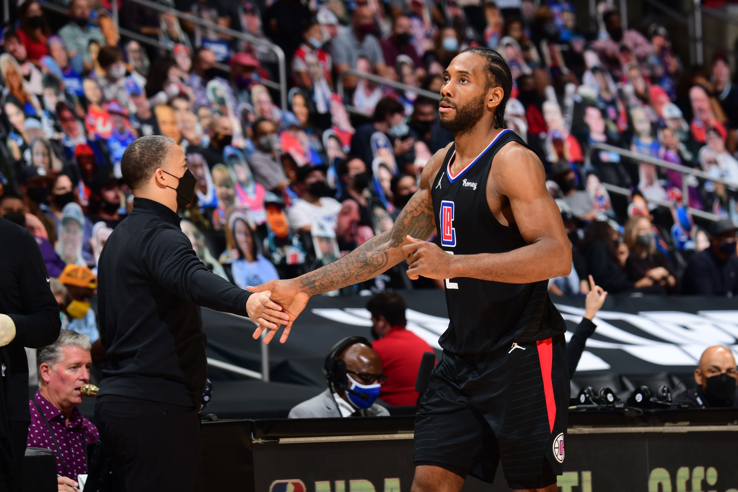LOS ANGELES, CA - JUNE 14: Head Coach Tyronn Lue of the Los Angeles Clippers hi-fives Kawhi Leonard #2 during Round 2, Game 4 of 2021 NBA Playoffs on June 14, 2021 at STAPLES Center in Los Angeles, California. NOTE TO USER: User expressly acknowledges and agrees that, by downloading and/or using this Photograph, user is consenting to the terms and conditions of the Getty Images License Agreement. Mandatory Copyright Notice: Copyright 2021 NBAE (Photo by Adam Pantozzi/NBAE via Getty Images)