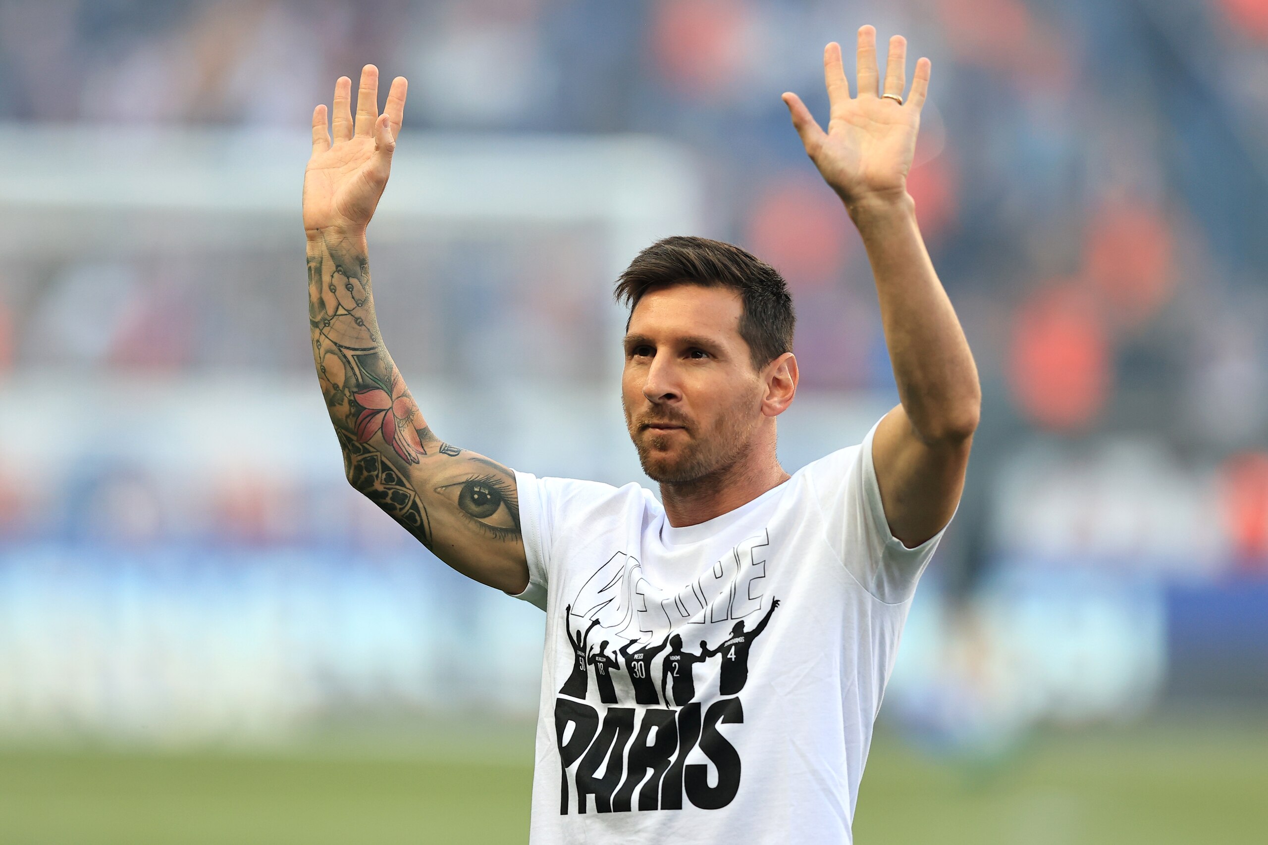 PARIS, FRANCE - AUGUST 14: Lionel Messi of Paris Saint-Germain acknowledges the fans as he is introduced to the fans prior to the Ligue 1 Uber Eats match between Paris Saint Germain and Strasbourg at Parc des Princes on August 14, 2021 in Paris, France. (Photo by David Rogers/Getty Images)