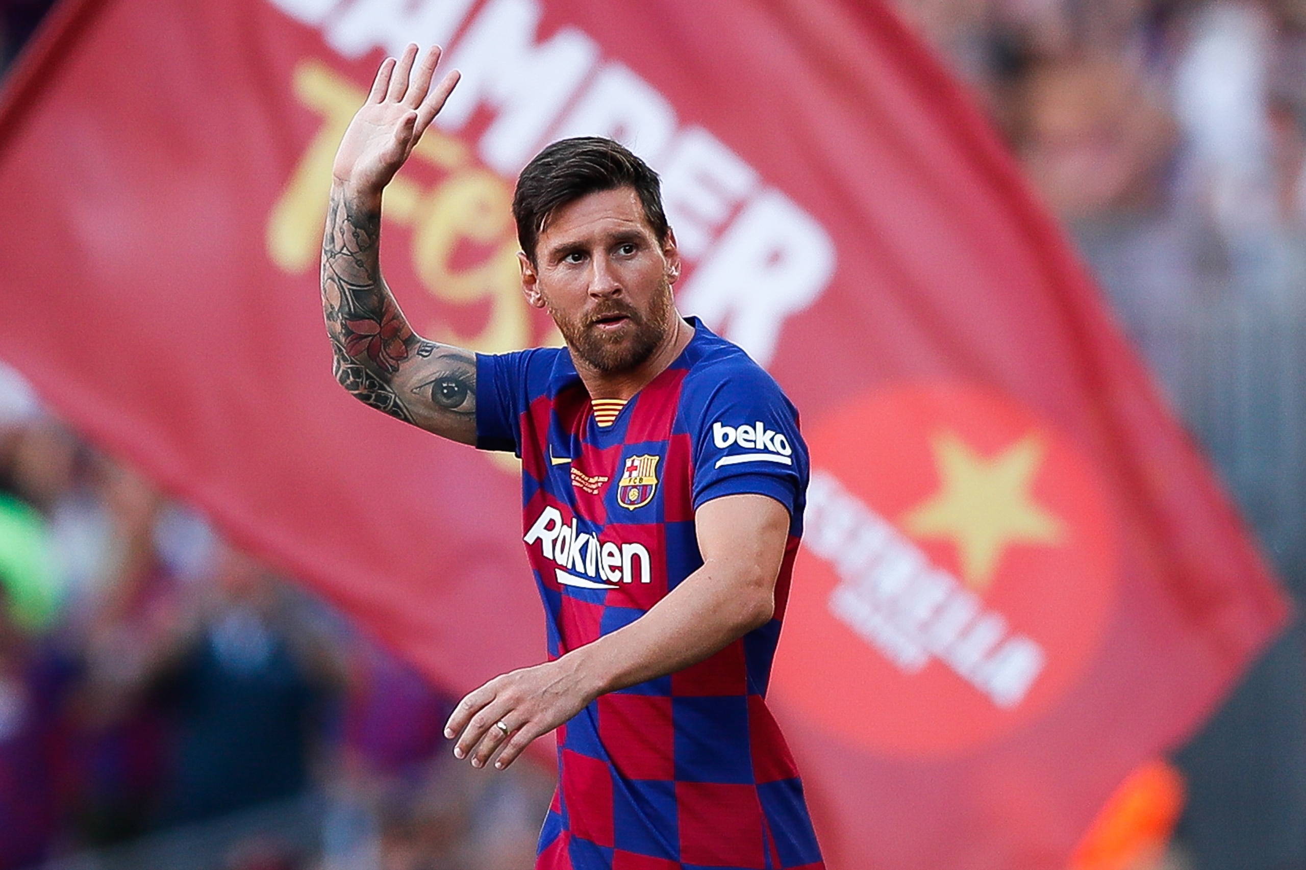 BARCELONA, SPAIN - AUGUST 04: Lionel Messi of FC Barcelona waves to supporters ahead of the match between FC Barcelona and Arsenal at Nou Camp on August 04, 2019 in Barcelona, Spain. (Photo by Eric Alonso/MB Media/Getty Images)