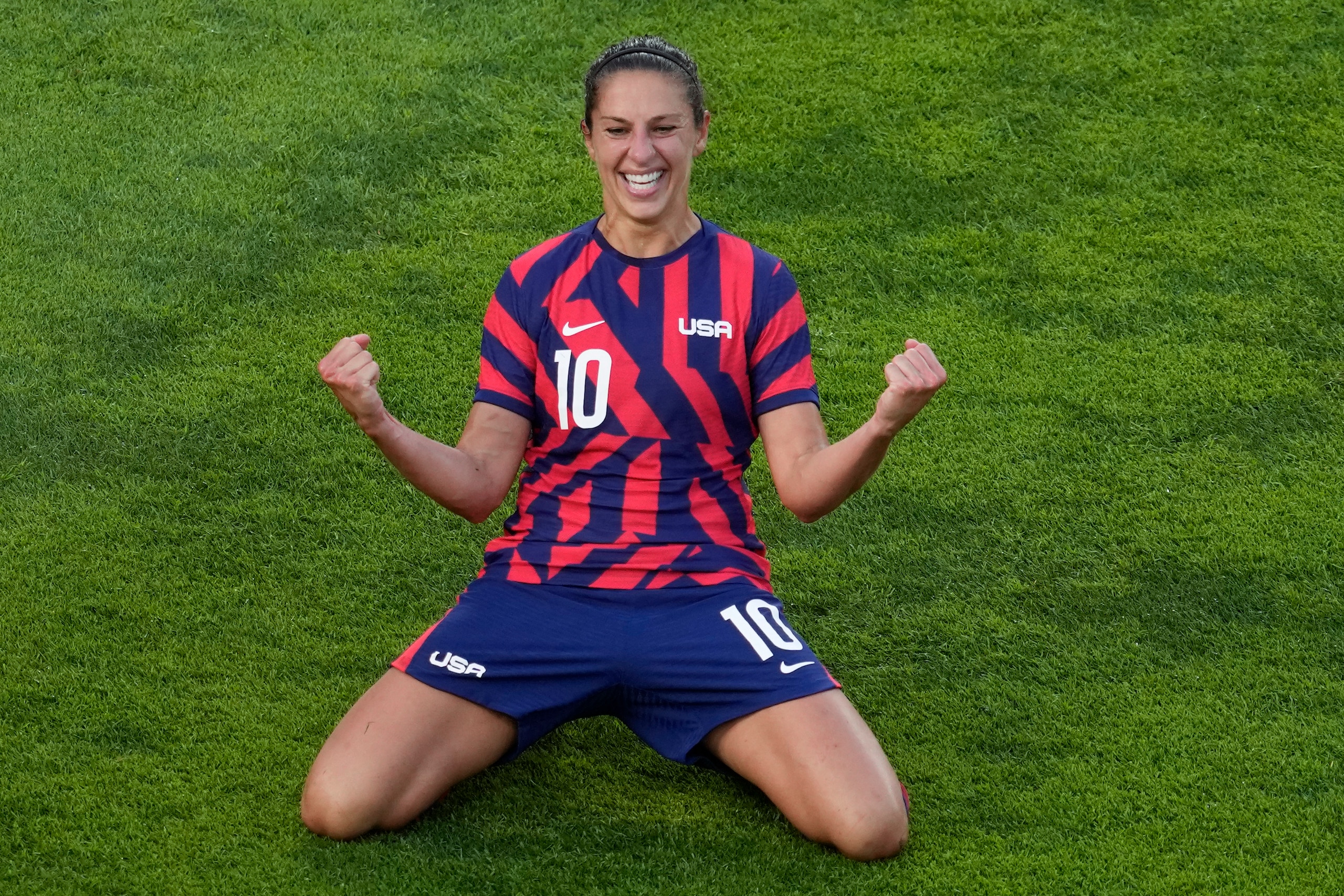 United States' Carli Lloyd celebrates scoring her side's 4th goal against Australia in the women's bronze medal soccer match at the 2020 Summer Olympics, Thursday, Aug. 5, 2021, in Kashima, Japon. (AP Photo/Kiichiro Sato)