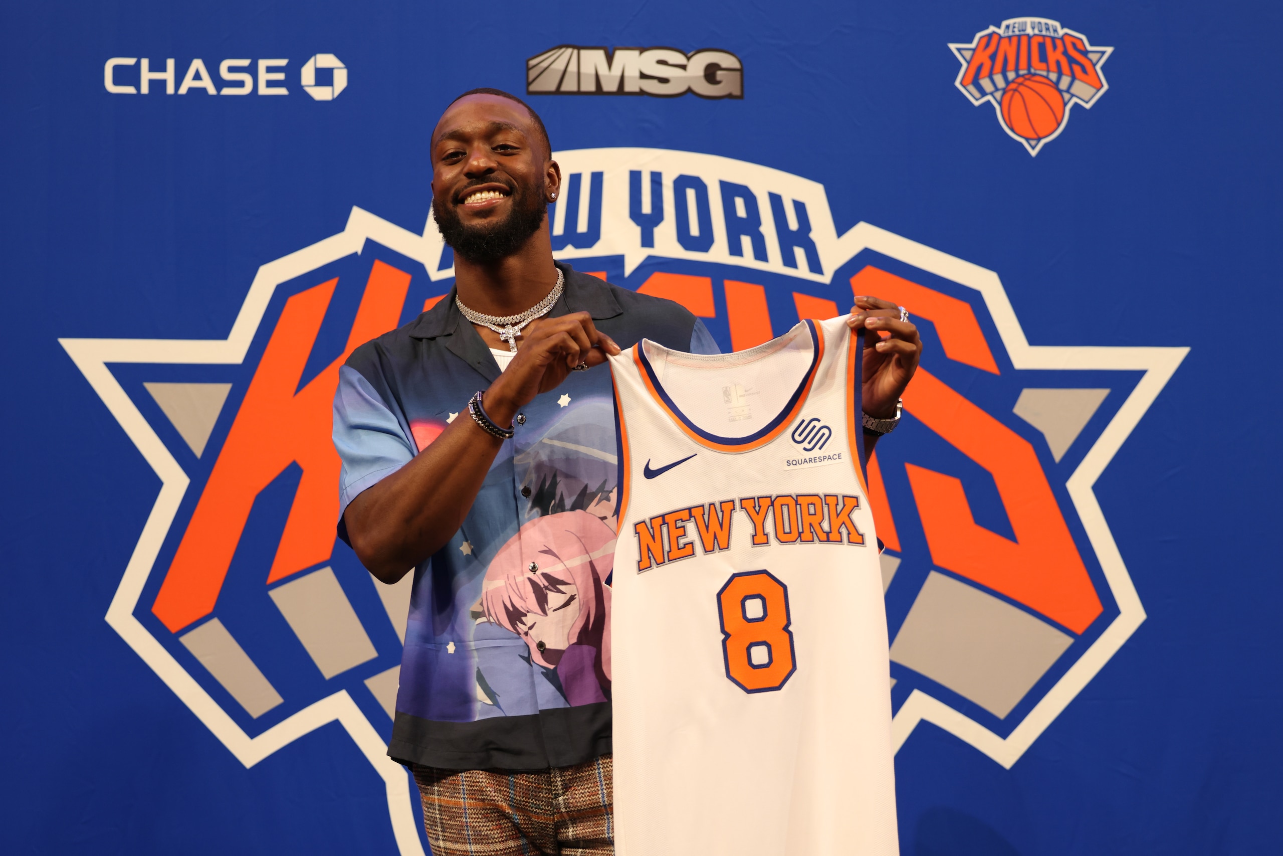 NEW YORK, NEW YORK - AUGUST 17: Kemba Walker #8 of the New York Knicks holds up his jersey after being introduced a press event at Madison Square Garden on August 17, 2021 in New York City. (Photo by Dustin Satloff/Getty Images)