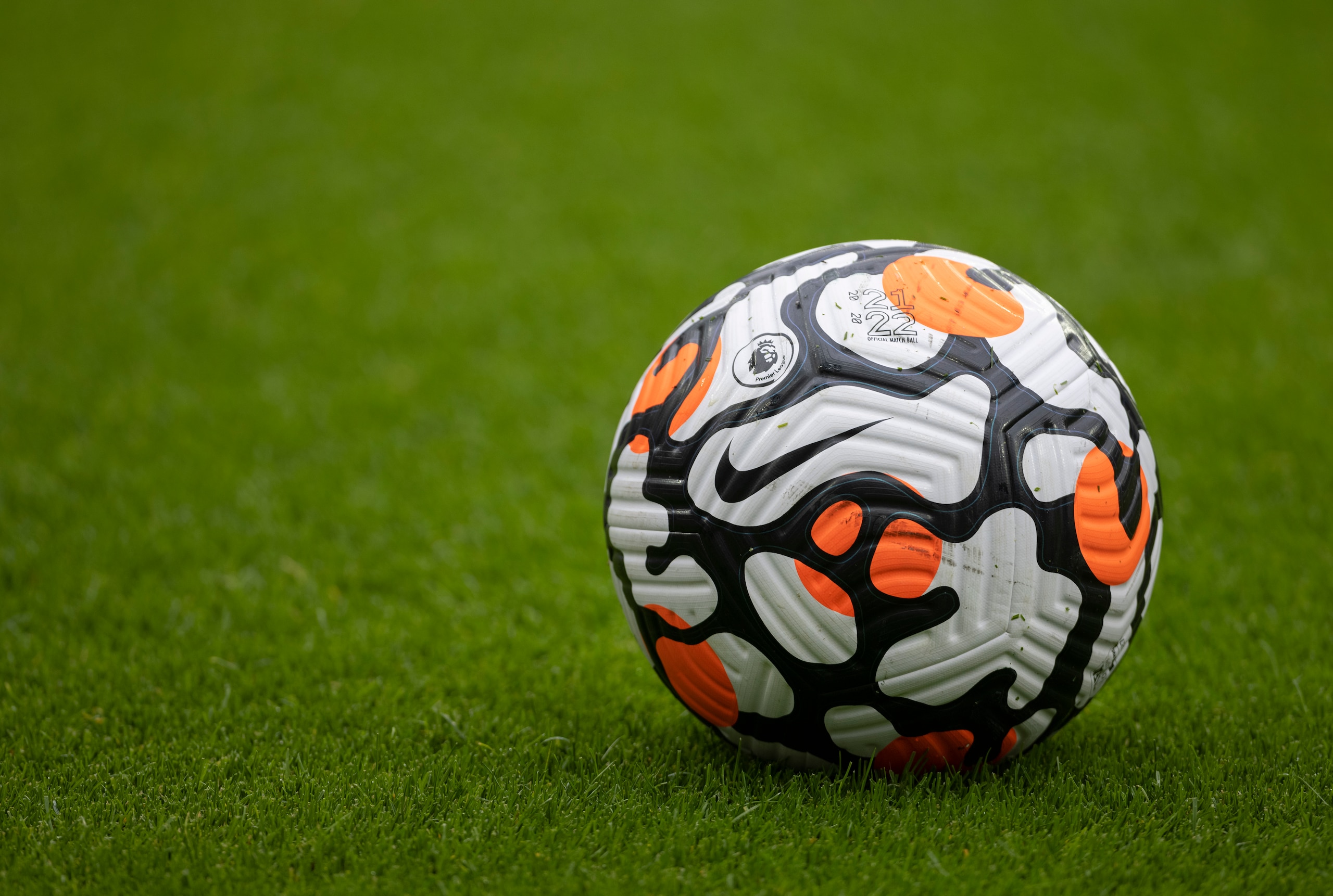 NEWCASTLE UPON TYNE, ENGLAND - AUGUST 15: The official Nike Premier League match ball during the Premier League match between Newcastle United and West Ham United at St. James Park on August 15, 2021 in Newcastle upon Tyne, England. (Photo by Visionhaus/Getty Images) NEWCASTLE UPON TYNE, ENGLAND - AUGUST 15: The official Nike Premier League match ball during the Premier League match between Newcastle United and West Ham United at St. James Park on August 15, 2021 in Newcastle upon Tyne, England. (Photo by Visionhaus/Getty Images)