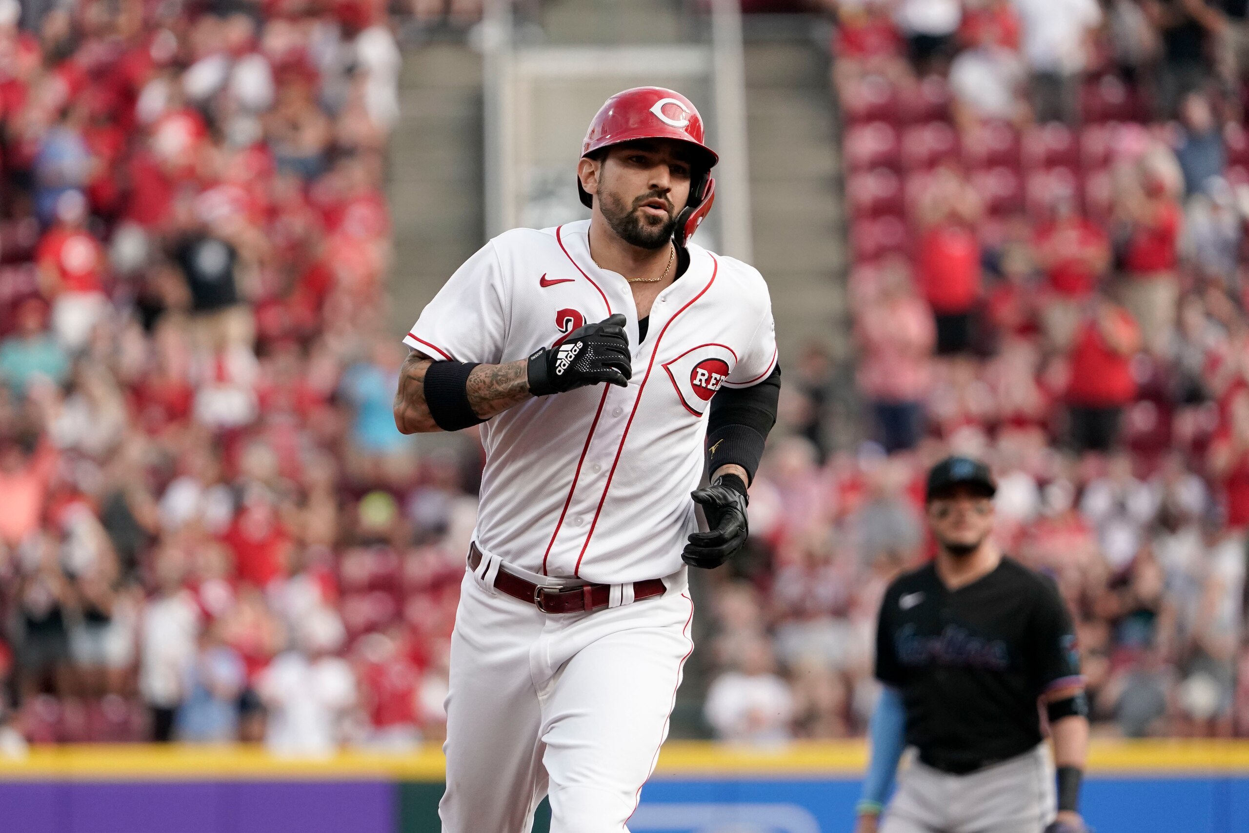 Nick Castellanos, de los Rojos de Cincinnati, recorre las bases tras conectar un jonrón en el primer inning del juego ante los Marlins de Miami, el sábado 21 de agosto de 2021 (AP Foto/Jeff Dean)