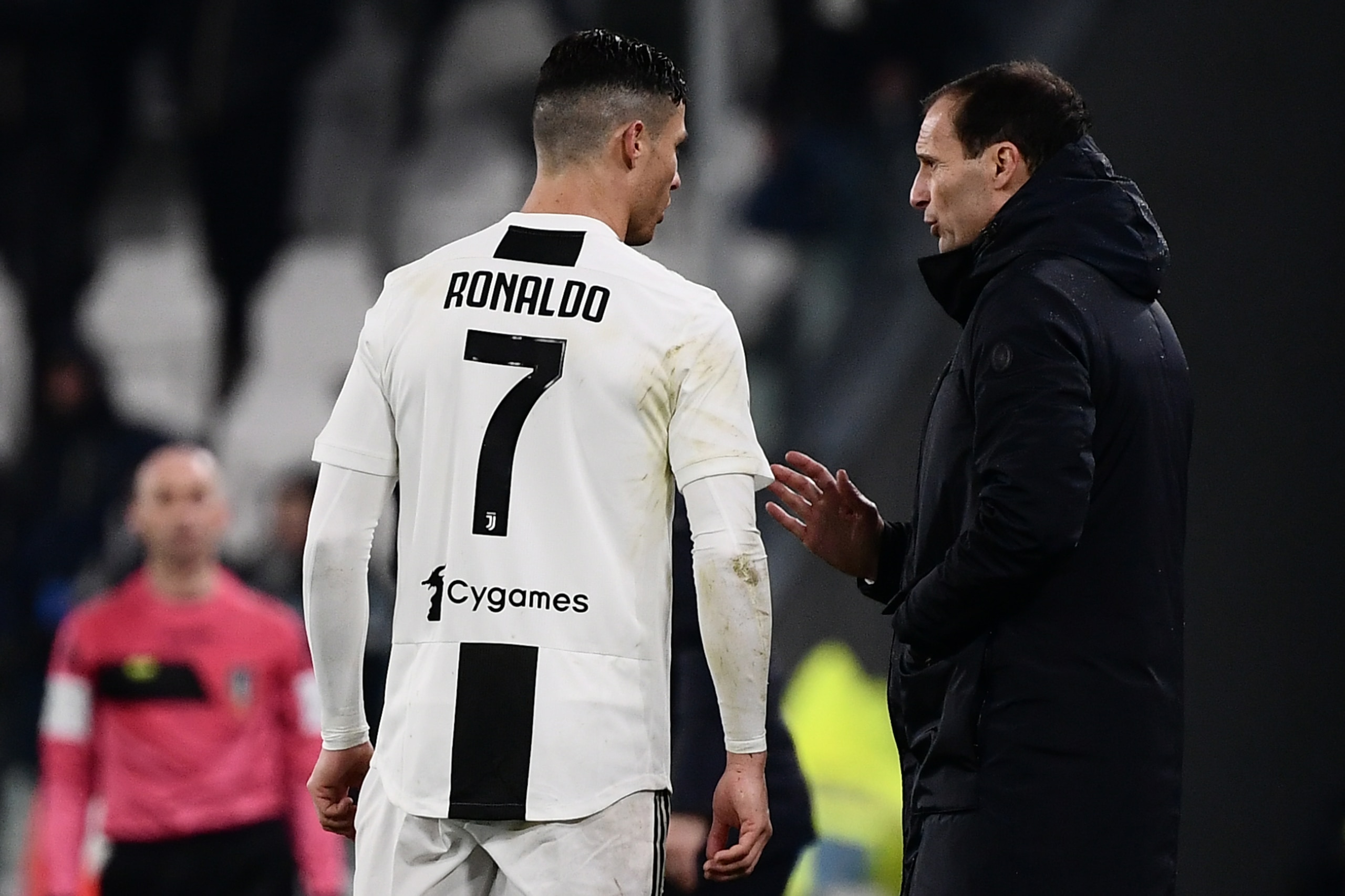 Juventus' Italian coach Massimiliano Allegri (R) talks to Juventus' Portuguese forward Cristiano Ronaldo during the Italian Serie A football match Juventus vs Parma on February 2, 2019 at the Juventus stadium in Turin. (Photo by Marco BERTORELLO / AFP)        (Photo credit should read MARCO BERTORELLO/AFP via Getty Images)