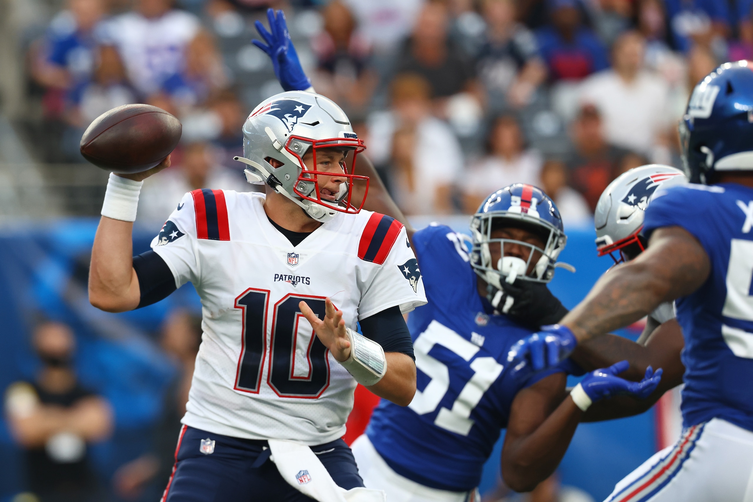EAST RUTHERFORD, NEW JERSEY - AUGUST 29: Mac Jones #10 of the New England Patriots looks to pass the ball against against the New York Giants at MetLife Stadium on August 29, 2021 in East Rutherford, New Jersey. (Photo by Mike Stobe/Getty Images) EAST RUTHERFORD, NEW JERSEY - AUGUST 29: Mac Jones #10 of the New England Patriots looks to pass the ball against against the New York Giants at MetLife Stadium on August 29, 2021 in East Rutherford, New Jersey. (Photo by Mike Stobe/Getty Images)