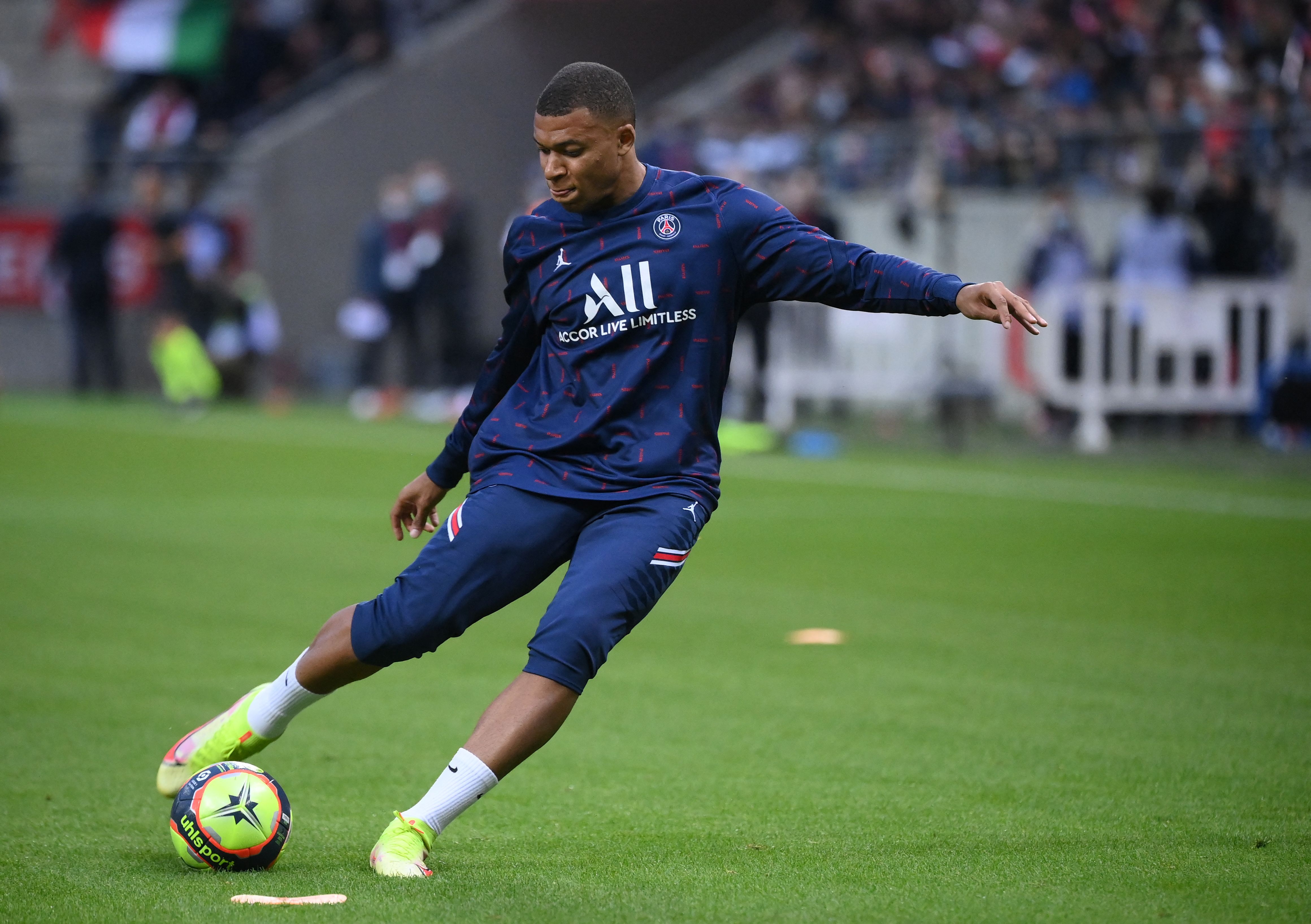 Paris Saint-Germain's French forward Kylian Mbappe warms up prior to the French L1 football match between Stade de Reims and Paris Saint-Germain (PSG) at Stade Auguste Delaune in Reims, northern France on August 29, 2021. (Photo by FRANCK FIFE / AFP) (Photo by FRANCK FIFE/AFP via Getty Images)