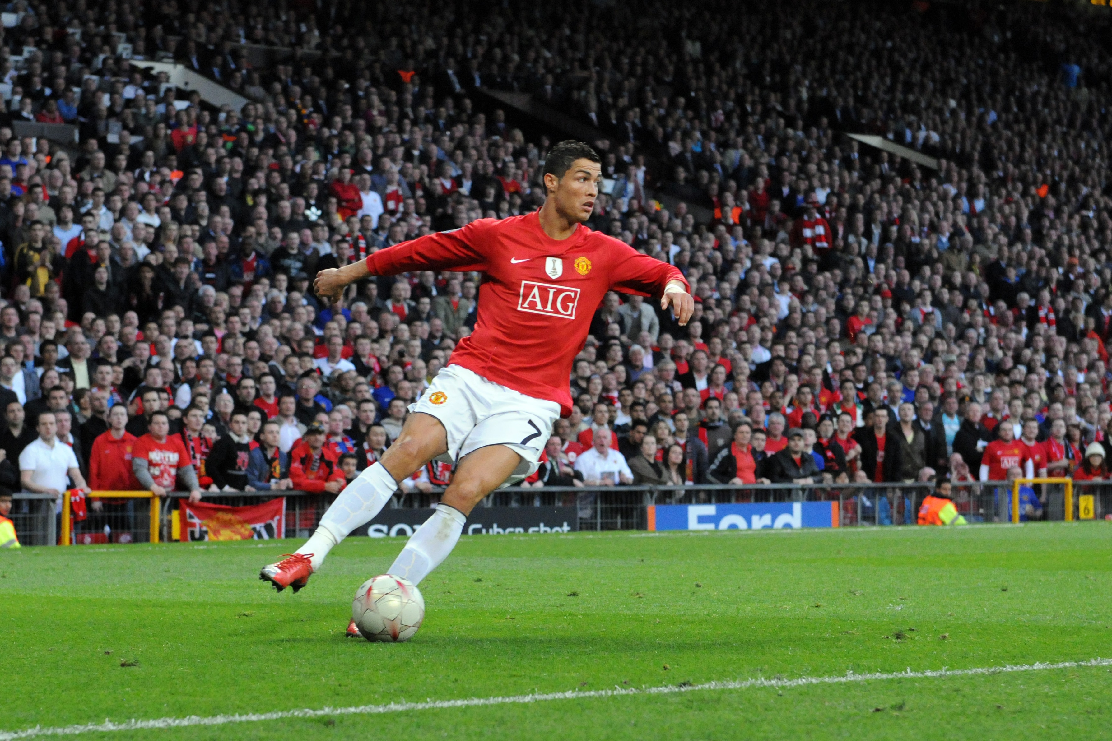 MANCHESTER, ENGLAND - APRIL 29: Cristiano Ronaldo of Manchester United in action during the UEFA Champions League semi final first leg match between Manchester United and Arsenal at Old Trafford on April 29, 2009 in Manchester, England. (Photo by Etsuo Hara/Getty Images)