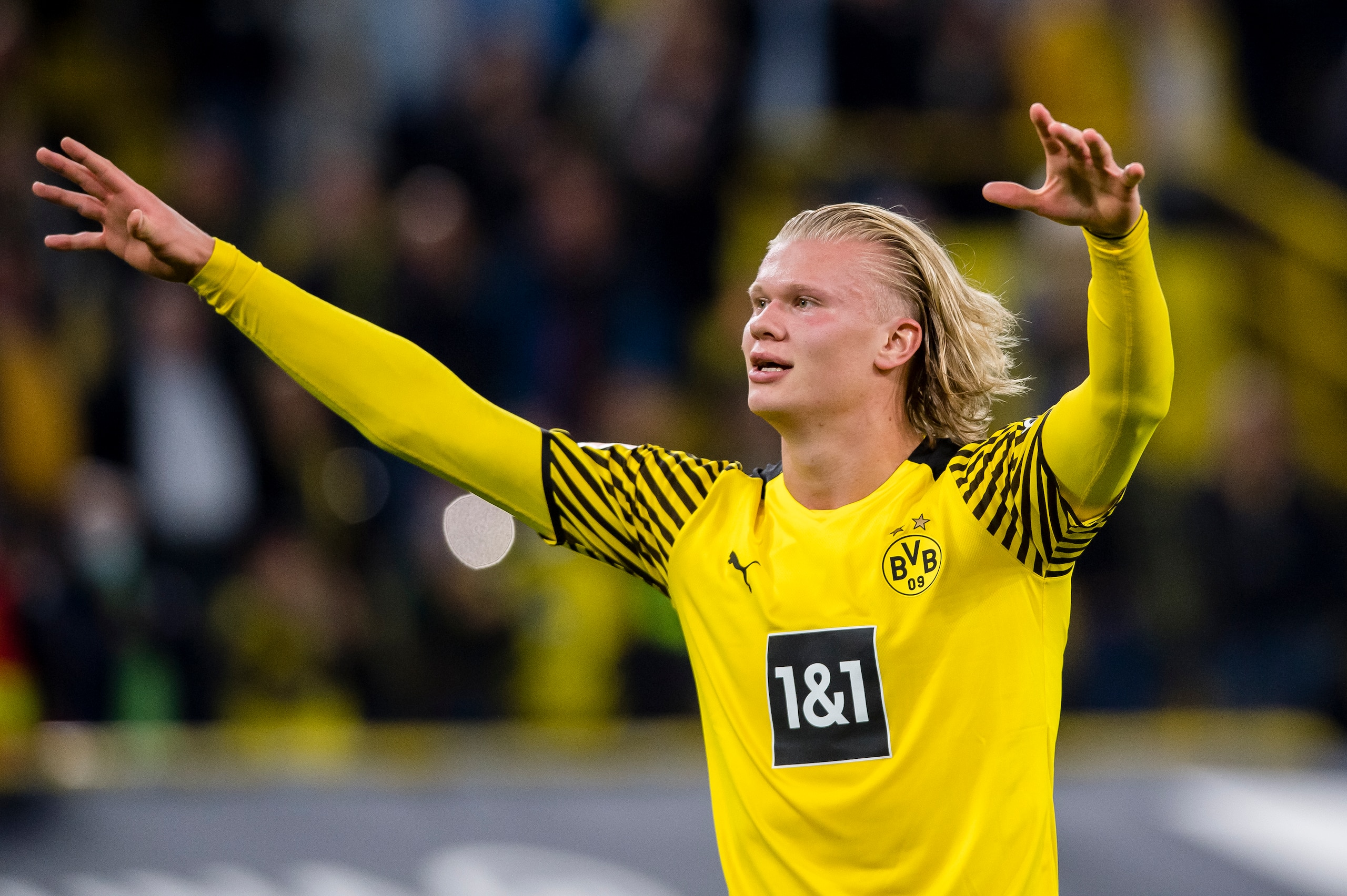 DORTMUND, GERMANY - AUGUST 27: The team of Borussia Dortmund celebrates the win after the final whistle during the Bundesliga match between Borussia Dortmund and TSG Hoffenheim at the Signal Iduna Park on August 27, 2021 in Dortmund, Germany.  (Photo by Alexandre Simoes/Borussia Dortmund/Getty Images)