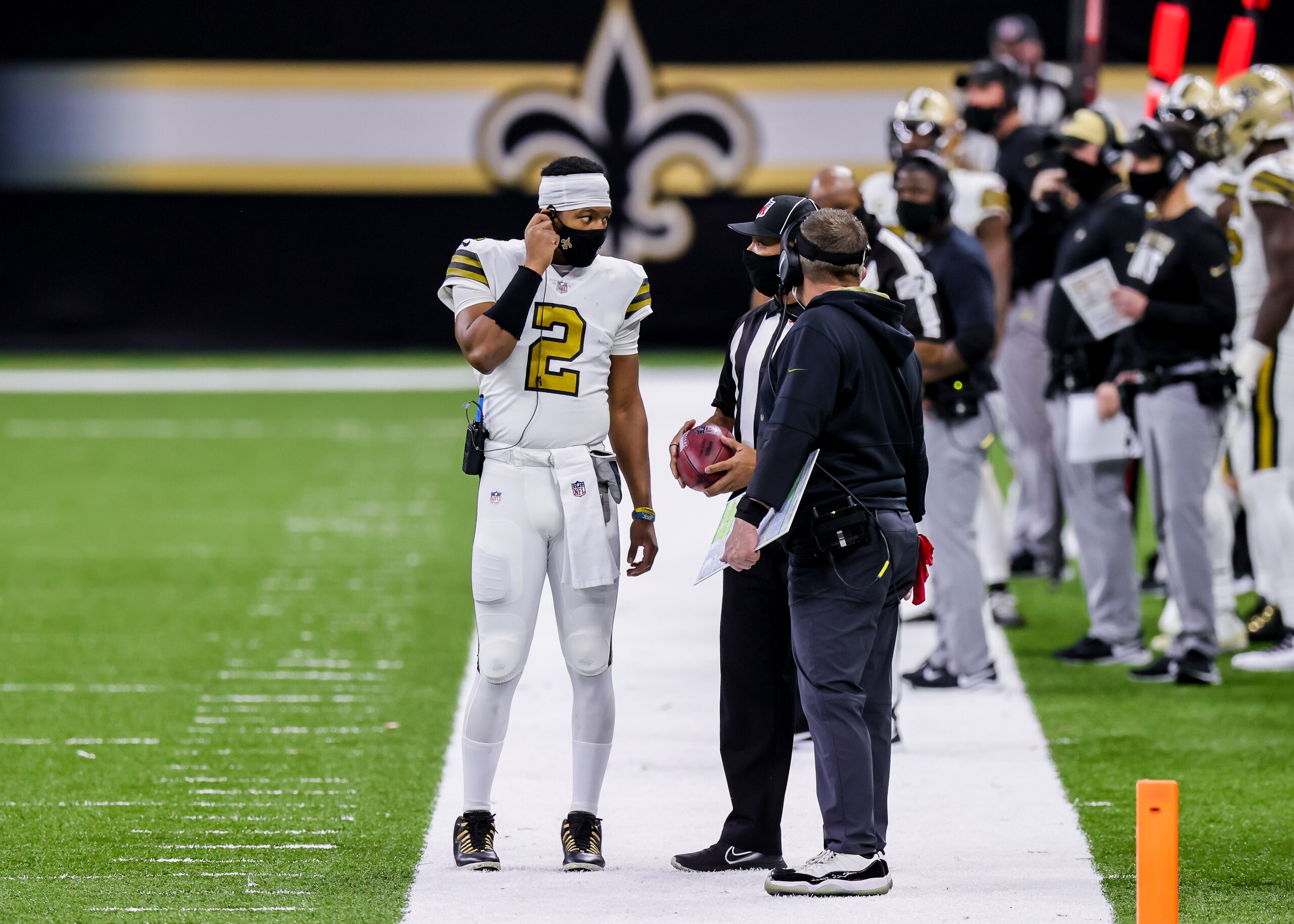 NEW ORLEANS, LA - DECEMBER 25:  New Orleans Saints head coach Sean Payton and. quarterback Jameis Winston (2) talk to the referee on a time out against Minnesota Vikings on December 25, 2020 at the Mercedes-Benz Superdome in New Orleans, LA. (Photo by Stephen Lew/Icon Sportswire via Getty Images)