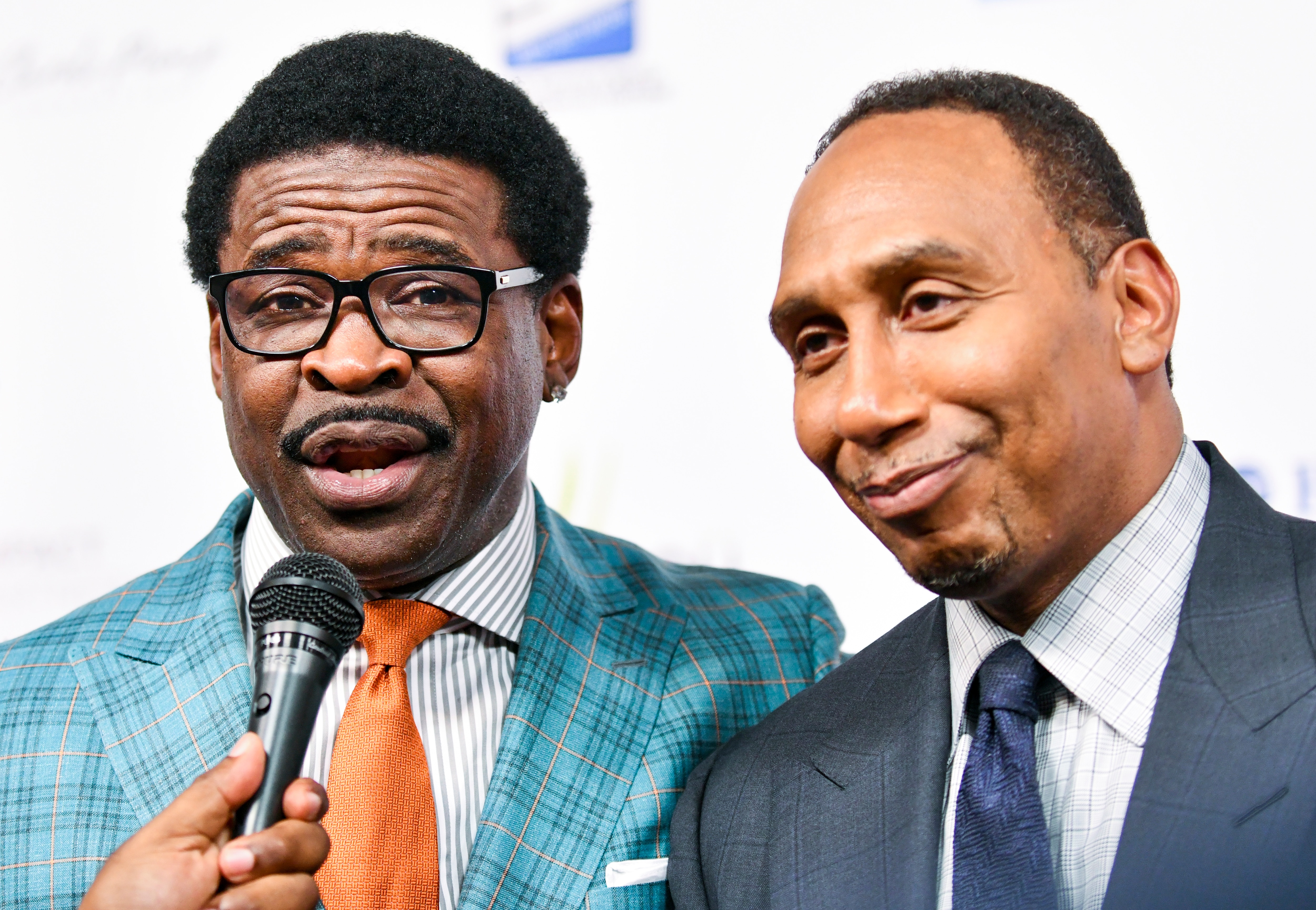 BEVERLY HILLS, CALIFORNIA - AUGUST 20: (L-R) Michael Irvin and Stephen A. Smith banter at the Harold and Carole Pump Foundation Gala at The Beverly Hilton on August 20, 2021 in Beverly Hills, California. (Photo by Rodin Eckenroth/Getty Images)