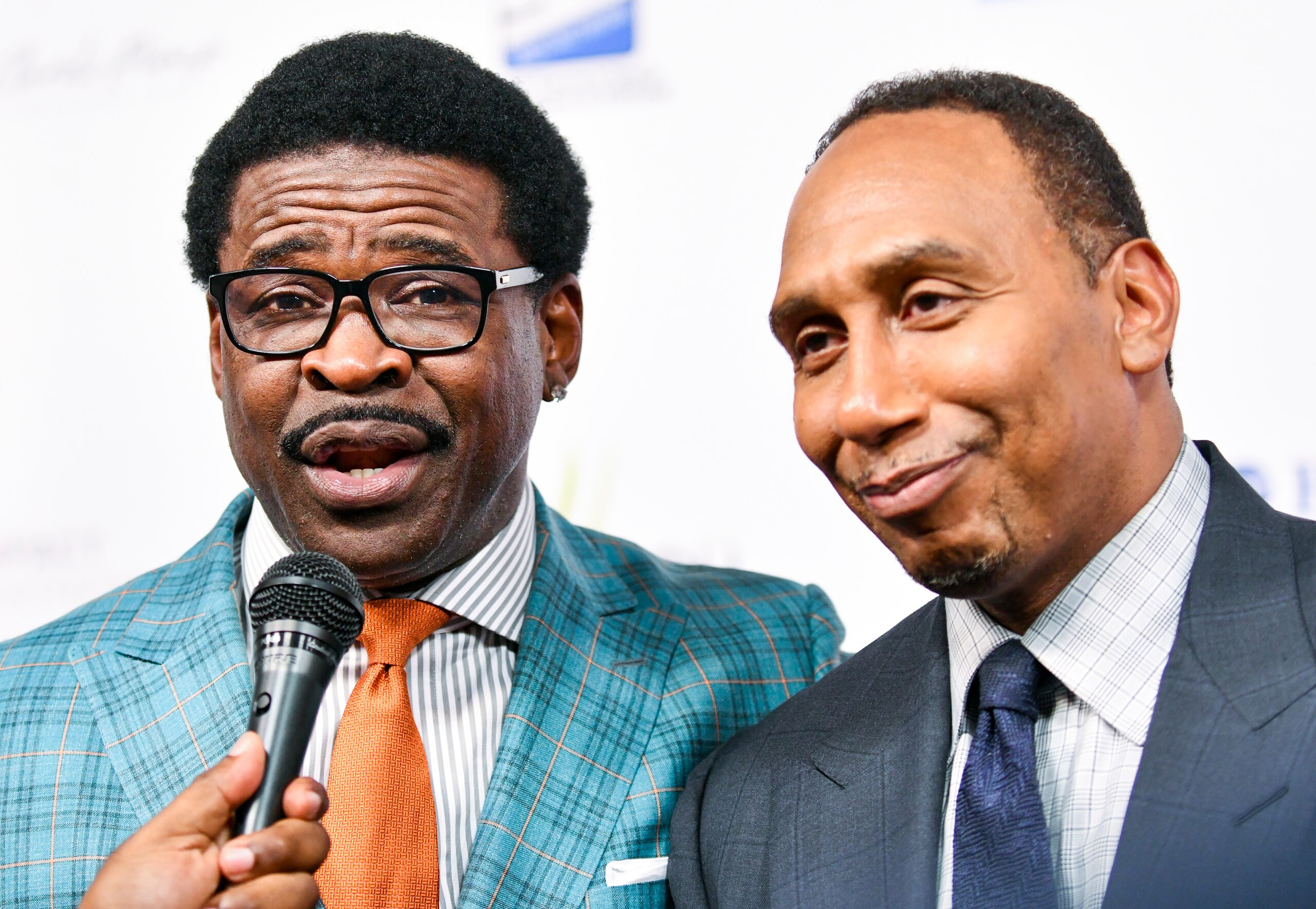 BEVERLY HILLS, CALIFORNIA - AUGUST 20: (L-R) Michael Irvin and Stephen A. Smith banter at the Harold and Carole Pump Foundation Gala at The Beverly Hilton on August 20, 2021 in Beverly Hills, California. (Photo by Rodin Eckenroth/Getty Images)