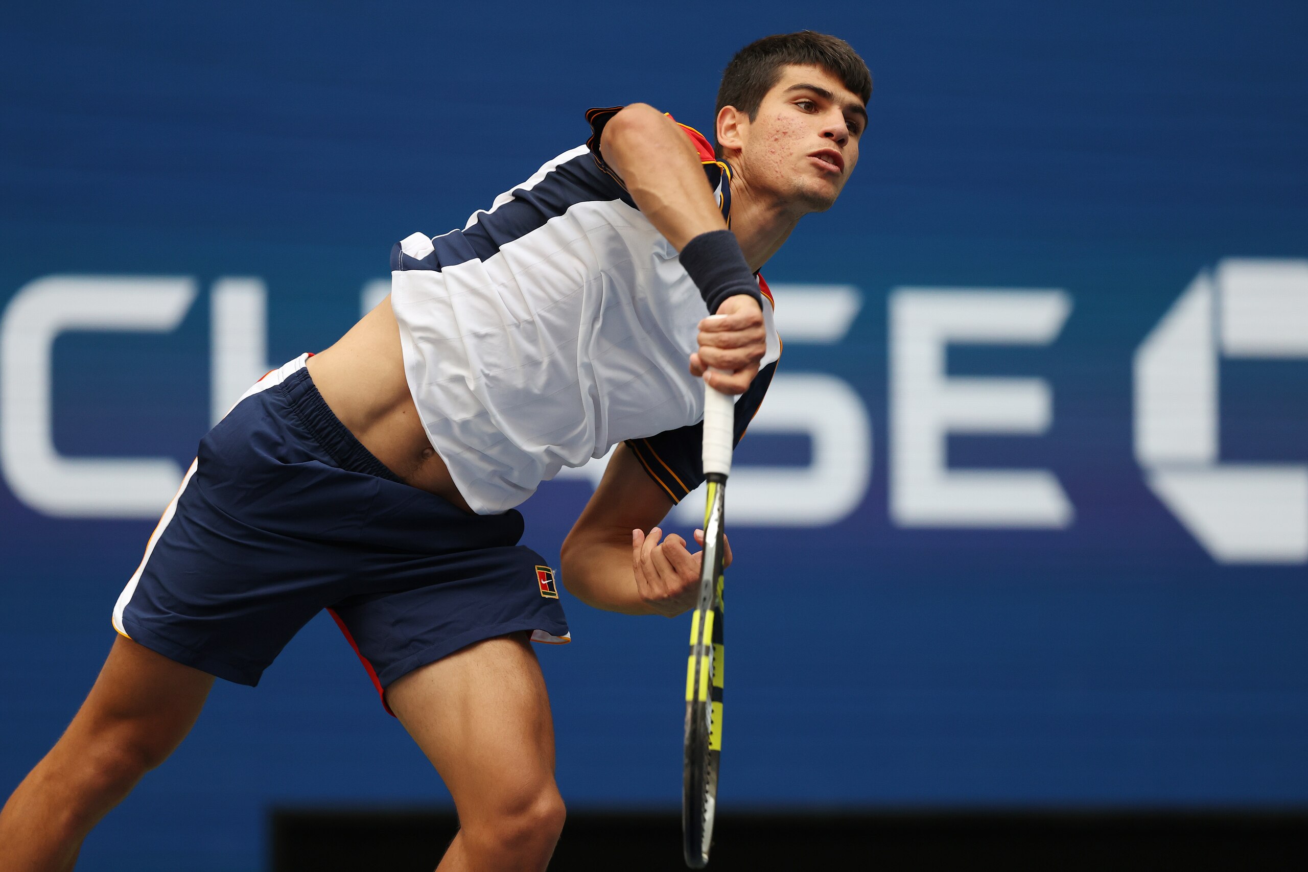 NEW YORK, NEW YORK - SEPTEMBER 03: Carlos Alcaraz of Spain serves against Stefanos Tsitsipas of Greece during his Men's Singles third round match on Day Five at USTA Billie Jean King National Tennis Center on September 03, 2021 in New York City. (Photo by Al Bello/Getty Images)