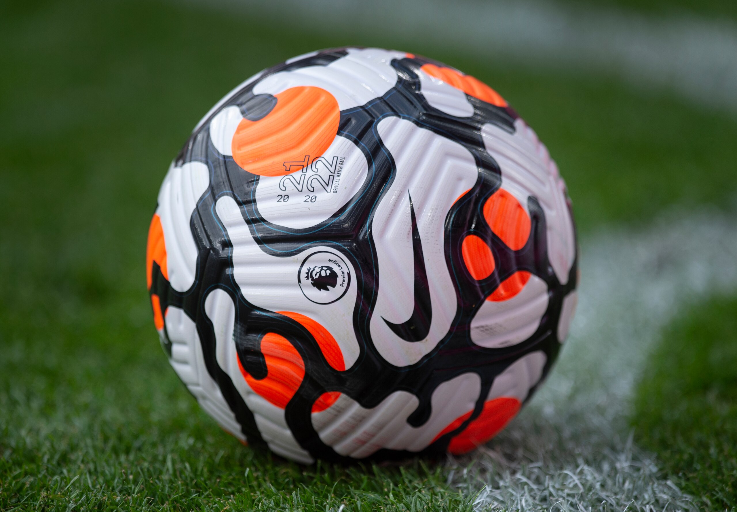 BURNLEY, ENGLAND - AUGUST 29: The official Premier League 2021/2022 Nike Aerowsculpt match ball during the Premier League match between Burnley and Leeds United at Turf Moor on August 29, 2021 in Burnley, England. (Photo by Joe Prior/Visionhaus) BURNLEY, ENGLAND - AUGUST 29: The official Premier League 2021/2022 Nike Aerowsculpt match ball during the Premier League match between Burnley and Leeds United at Turf Moor on August 29, 2021 in Burnley, England. (Photo by Joe Prior/Visionhaus)