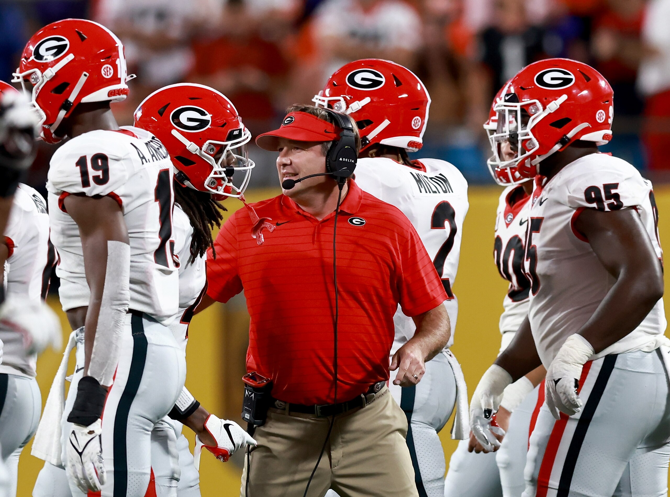 CHARLOTTE, NORTH CAROLINA - SEPTEMBER 04: Head coach Kirby Smart of the Georgia Bulldogs tallks with his players during the first half of of their game against the Clemson Tigers in the Duke's Mayo Classic at Bank of America Stadium on September 04, 2021 in Charlotte, North Carolina. (Photo by Grant Halverson/Getty Images)
