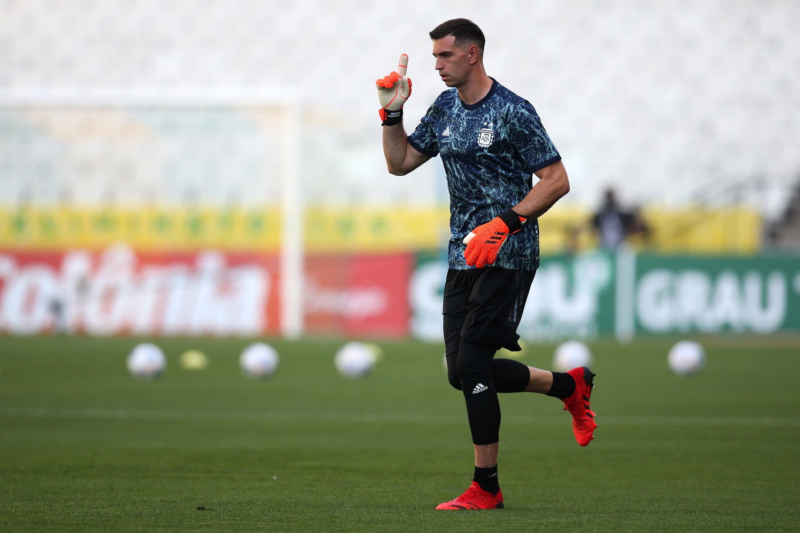 SAO PAULO, BRAZIL - SEPTEMBER 05: Emiliano Martinez of Argentina warms up prior to a match between Brazil and Argentina as part of South American Qualifiers for Qatar 2022 at Arena Corinthians on September 05, 2021 in Sao Paulo, Brazil. (Photo by Alexandre Schneider/Getty Images)