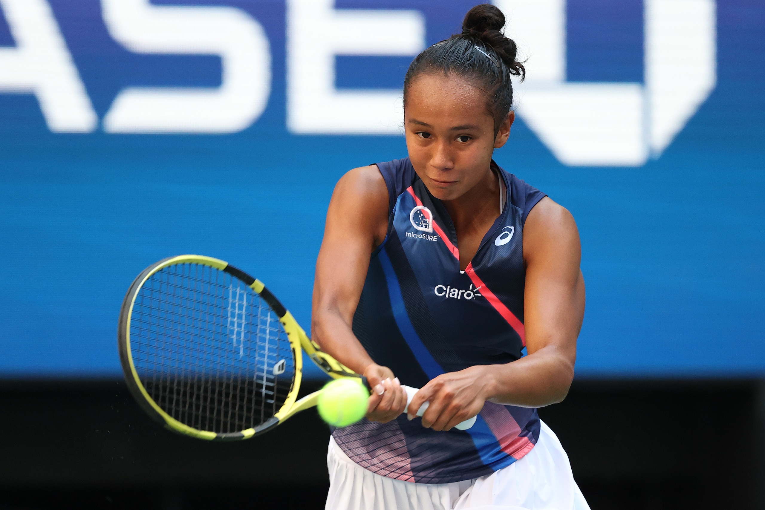 NEW YORK, NEW YORK - SEPTEMBER 07: Leylah Annie Fernandez of Canada returns against Elina Svitolina of Ukraine during her Women's Singles quarterfinals match on Day Nine of the 2021 US Open at the USTA Billie Jean King National Tennis Center on September 07, 2021 in the Flushing neighborhood of the Queens borough of New York City. (Photo by Al Bello/Getty Images)