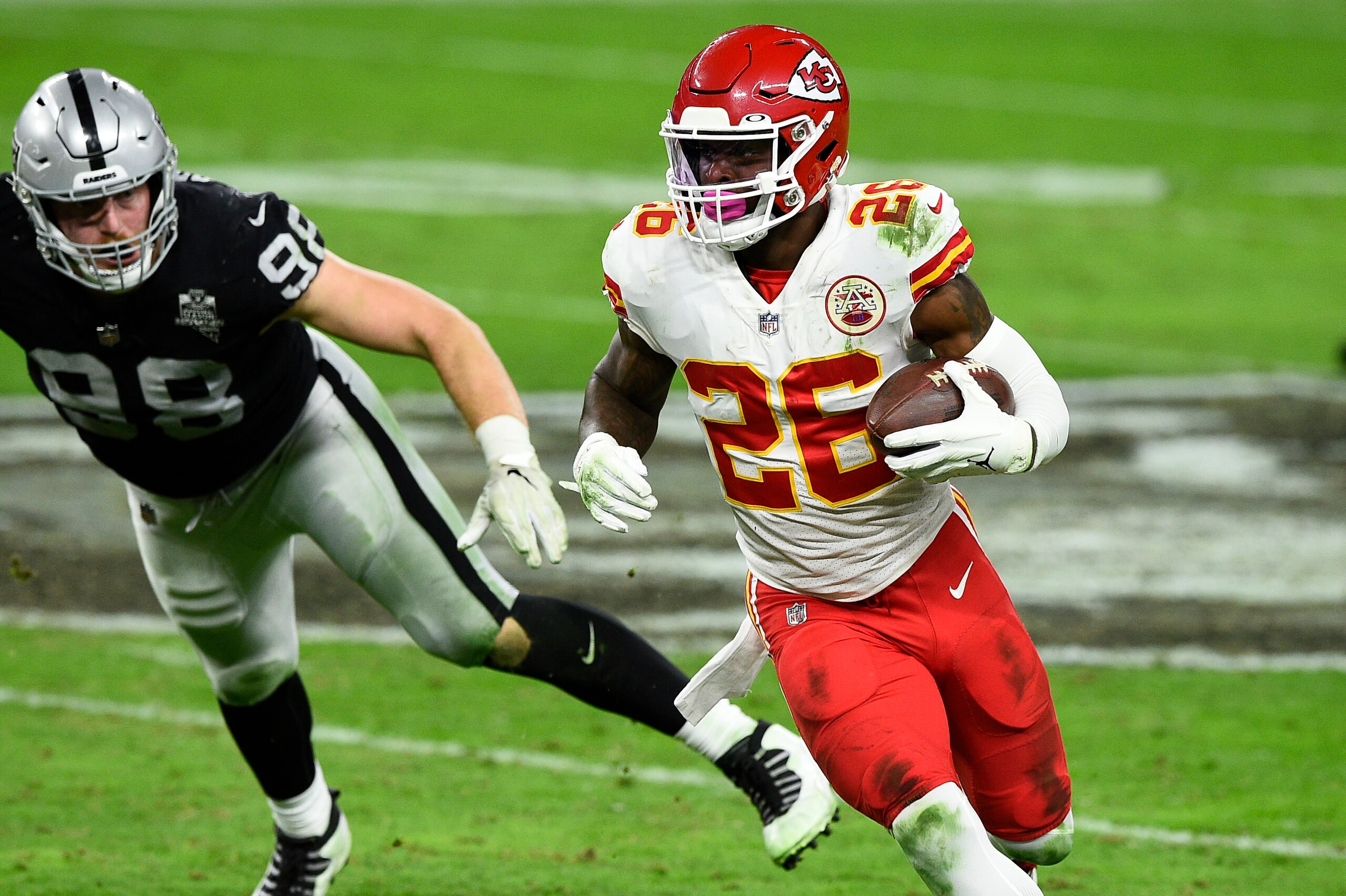 LAS VEGAS, NEVADA - NOVEMBER 22: Running back Le'Veon Bell #26 of the Kansas City Chiefs runs against the Las Vegas Raider in the second half of their game at Allegiant Stadium on November 22, 2020 in Las Vegas, Nevada. (Photo by Chris Unger/Getty Images) LAS VEGAS, NEVADA - NOVEMBER 22: Running back Le'Veon Bell #26 of the Kansas City Chiefs runs against the Las Vegas Raider in the second half of their game at Allegiant Stadium on November 22, 2020 in Las Vegas, Nevada. (Photo by Chris Unger/Getty Images)