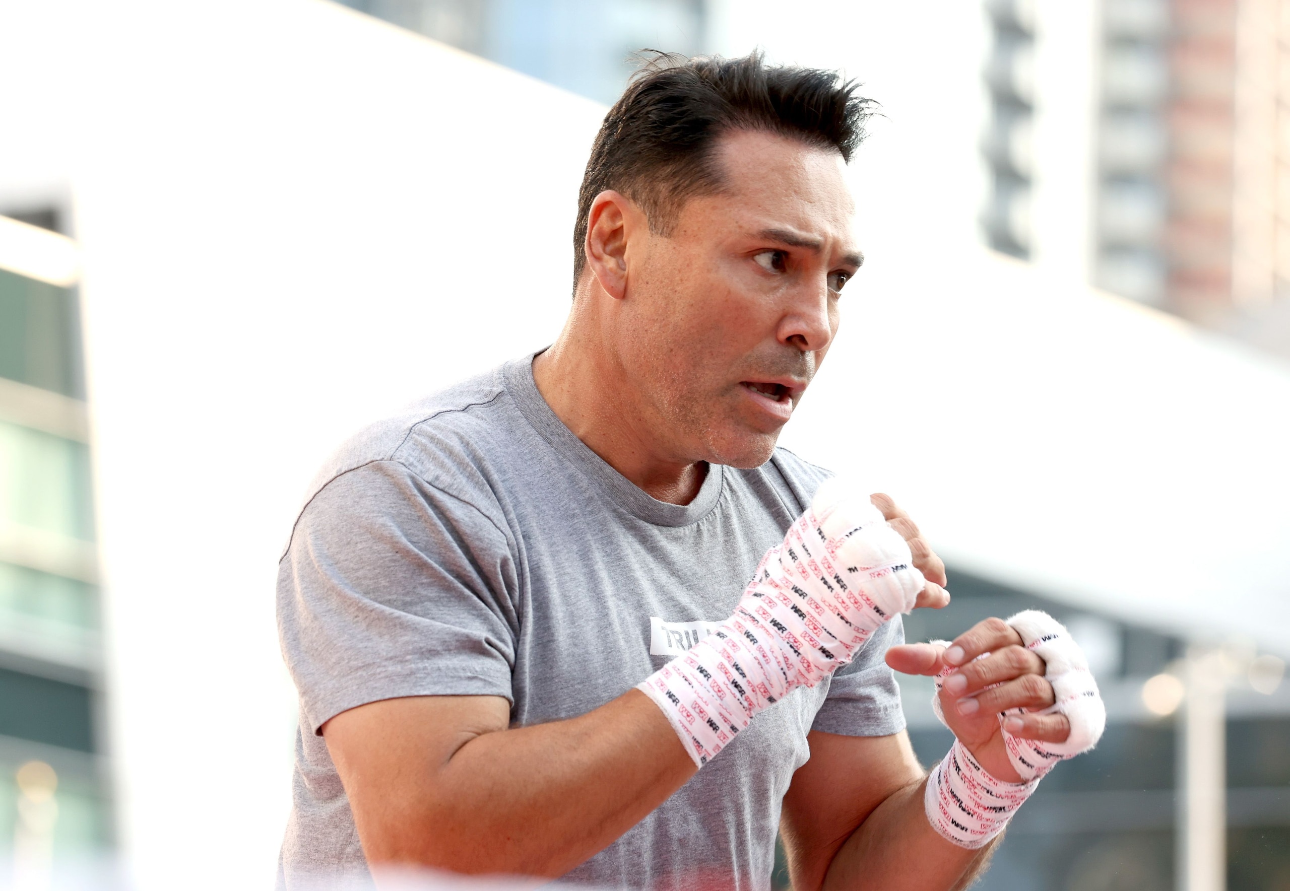 LOS ANGELES, CALIFORNIA - AUGUST 24: Oscar De La Hoya attends an open to the public media workout hosted by boxing legend "The Golden Boy" Oscar De La Hoya at XBOX Plaza on August 24, 2021 in Los Angeles, California. (Photo by Amy Sussman/Getty Images) LOS ANGELES, CALIFORNIA - AUGUST 24: Oscar De La Hoya attends an open to the public media workout hosted by boxing legend "The Golden Boy" Oscar De La Hoya at XBOX Plaza on August 24, 2021 in Los Angeles, California. (Photo by Amy Sussman/Getty Images)