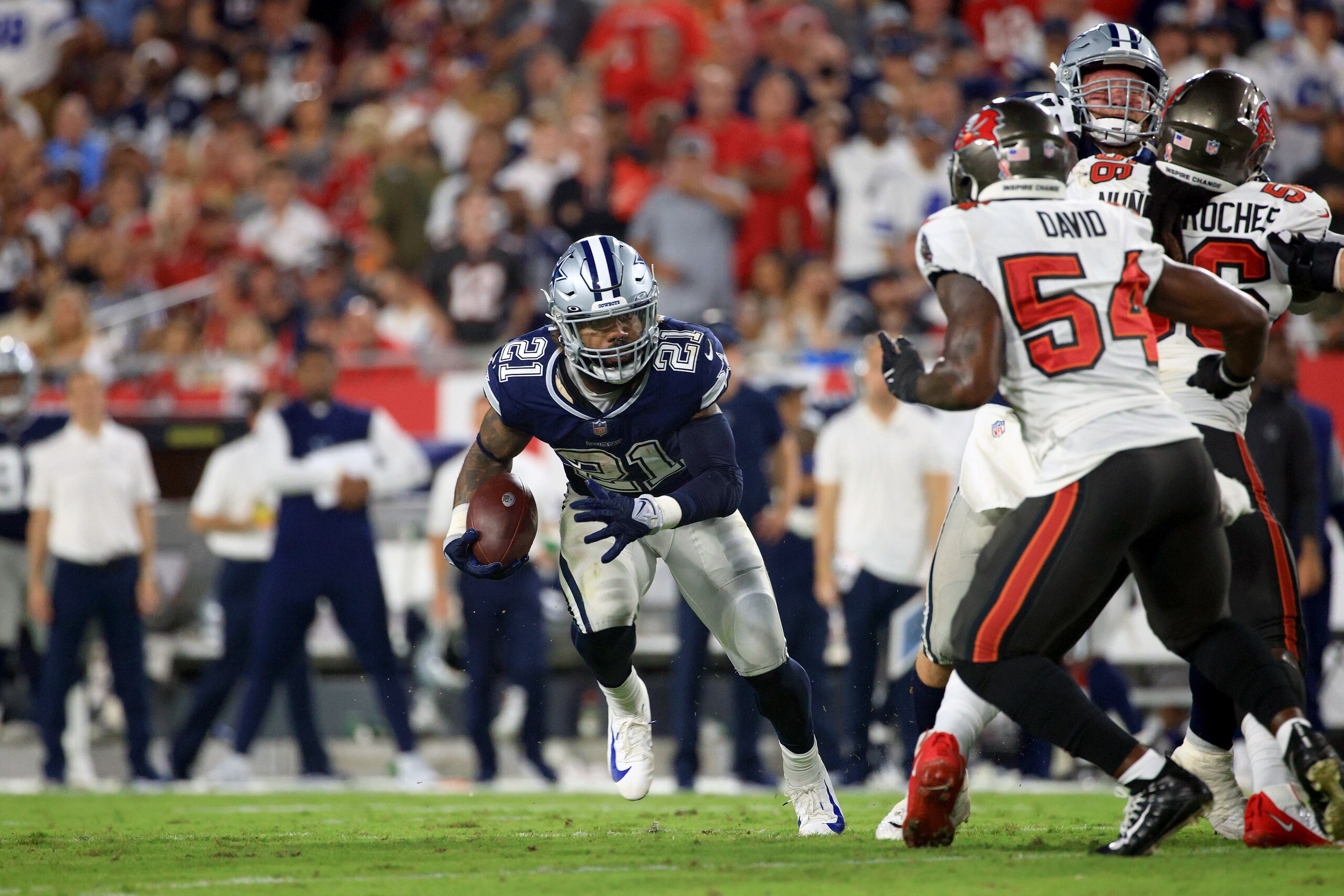 TAMPA, FLORIDA - SEPTEMBER 09: Ezekiel Elliott #21 of the Dallas Cowboys carries the ball during the second quarter against the Tampa Bay Buccaneers at Raymond James Stadium on September 09, 2021 in Tampa, Florida. (Photo by Mike Ehrmann/Getty Images) TAMPA, FLORIDA - SEPTEMBER 09: Ezekiel Elliott #21 of the Dallas Cowboys carries the ball during the second quarter against the Tampa Bay Buccaneers at Raymond James Stadium on September 09, 2021 in Tampa, Florida. (Photo by Mike Ehrmann/Getty Images)