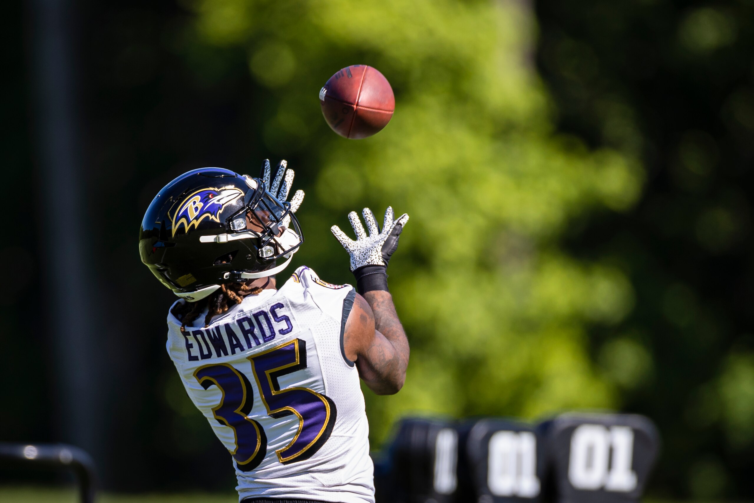 OWINGS MILLS, MD - JUNE 16: Gus Edwards #35 of the Baltimore Ravens catches a pass during mandatory minicamp at Under Armour Performance Center on June 16, 2021 in Owings Mills, Maryland. (Photo by Scott Taetsch/Getty Images) OWINGS MILLS, MD - JUNE 16: Gus Edwards #35 of the Baltimore Ravens catches a pass during mandatory minicamp at Under Armour Performance Center on June 16, 2021 in Owings Mills, Maryland. (Photo by Scott Taetsch/Getty Images)