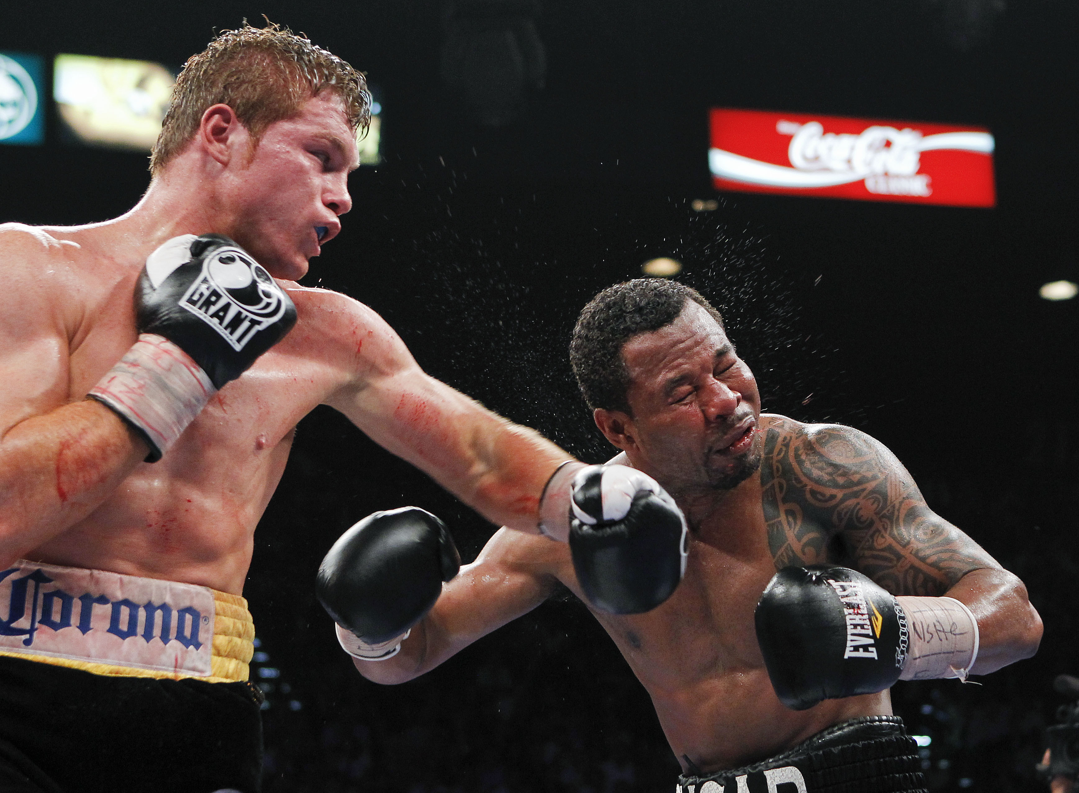 El mexicano Saúl "Canelo" Alvarez asesta un golpe en el rostro al estadounidense Shane Mosley en el décimo episodio de la pelea disputada en Las Vegas, el sábado 5 de mayo de 2012. El "Canelo", de 21 años, retuvo su título superwelter del Consejo Mundial de Boxeo con su victoria por decisión unánime sobre el veterano retador, de 40 años. (Foto AP/Isaac Brekken)