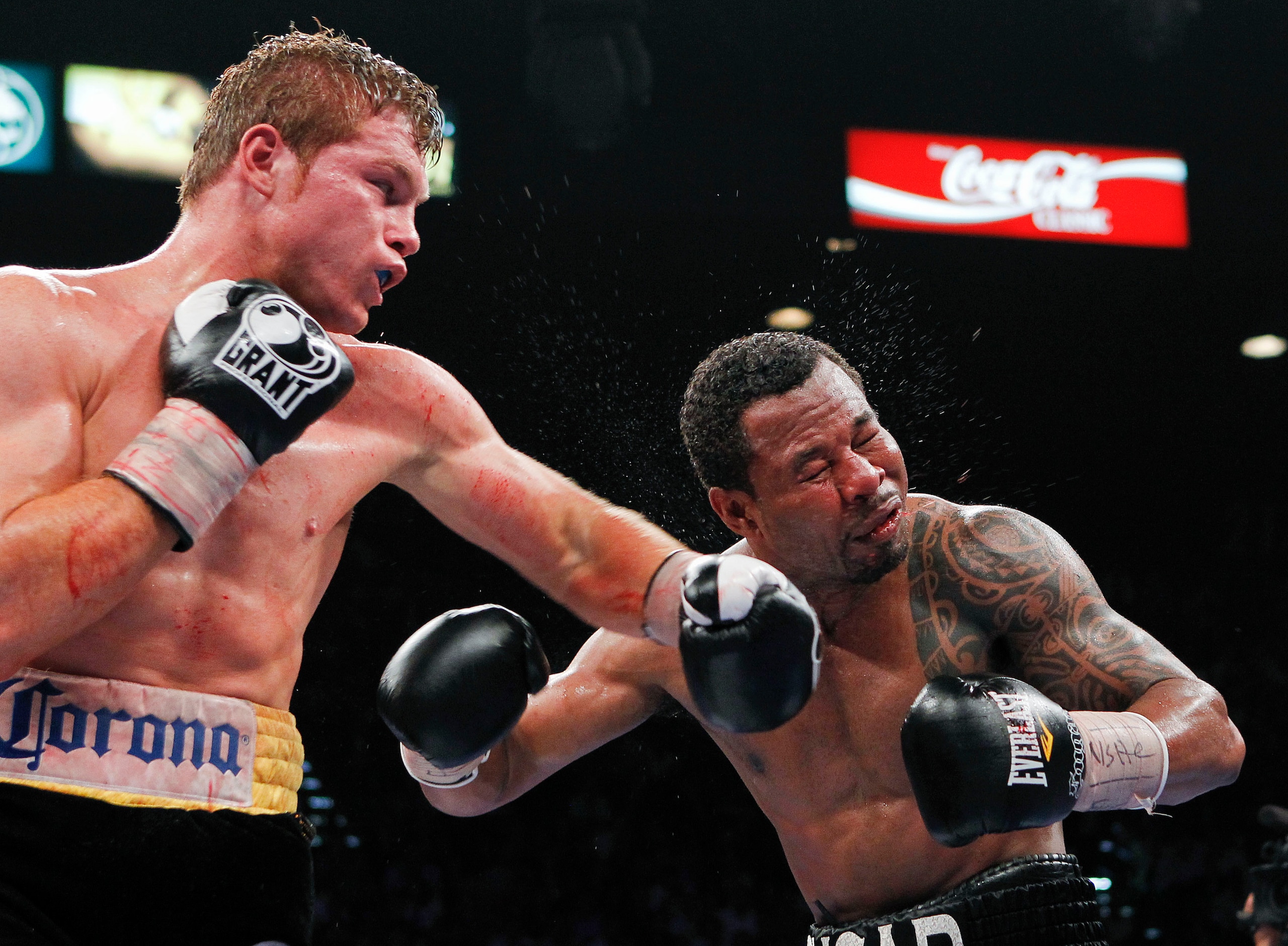 El mexicano Saúl "Canelo" Alvarez asesta un golpe en el rostro al estadounidense Shane Mosley en el décimo episodio de la pelea disputada en Las Vegas, el sábado 5 de mayo de 2012. El "Canelo", de 21 años, retuvo su título superwelter del Consejo Mundial de Boxeo con su victoria por decisión unánime sobre el veterano retador, de 40 años. (Foto AP/Isaac Brekken) El mexicano Saúl "Canelo" Alvarez asesta un golpe en el rostro al estadounidense Shane Mosley en el décimo episodio de la pelea disputada en Las Vegas, el sábado 5 de mayo de 2012. El "Canelo", de 21 años, retuvo su título superwelter del Consejo Mundial de Boxeo con su victoria por decisión unánime sobre el veterano retador, de 40 años. (Foto AP/Isaac Brekken)