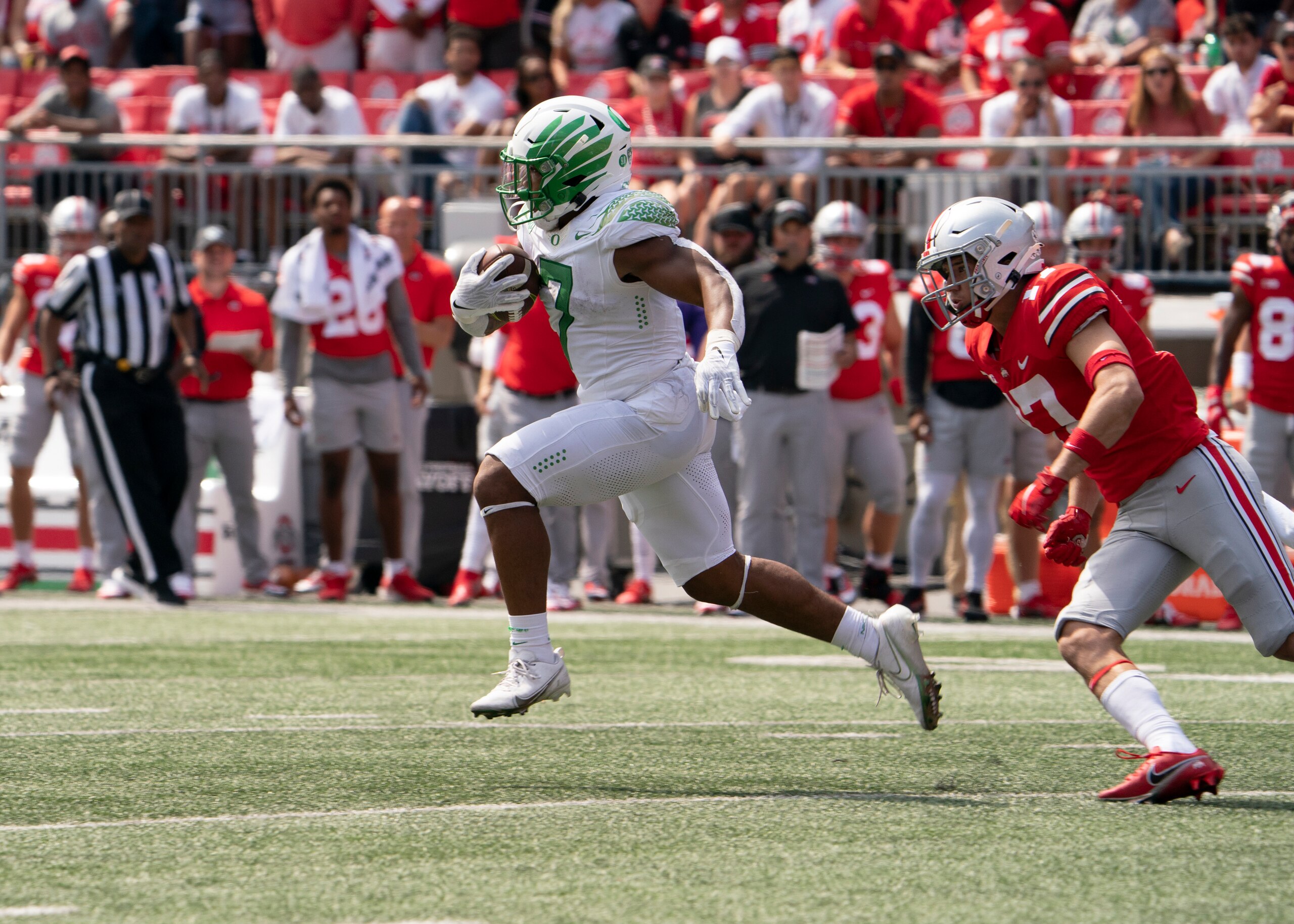 COLUMBUS, OH - SEPTEMBER 11: Running back CJ Verdell #7 of the Oregon Ducks runs with the ball during the game between the Ohio State Buckeyes and the Oregon Ducks at Ohio Stadium in Columbus, Ohio on September 11, 2021. (Photo by Jason Mowry/Icon Sportswire via Getty Images) COLUMBUS, OH - SEPTEMBER 11: Running back CJ Verdell #7 of the Oregon Ducks runs with the ball during the game between the Ohio State Buckeyes and the Oregon Ducks at Ohio Stadium in Columbus, Ohio on September 11, 2021. (Photo by Jason Mowry/Icon Sportswire via Getty Images)