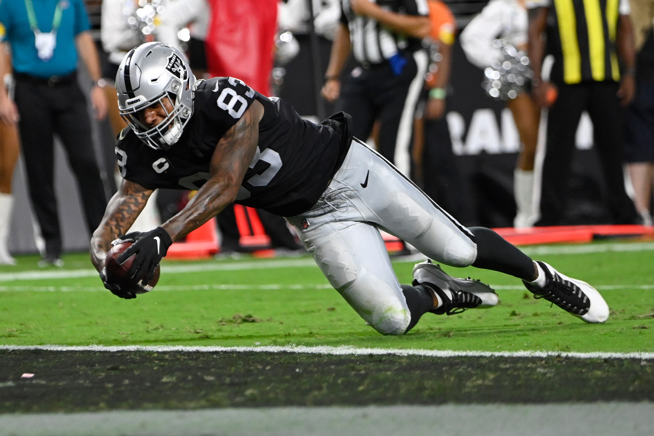 Las Vegas Raiders tight end Darren Waller (83) dives into the end zone for a touchdown against the Baltimore Ravens during the second half of an NFL football game, Monday, Sept. 13, 2021, in Las Vegas. (AP Photo/David Becker)