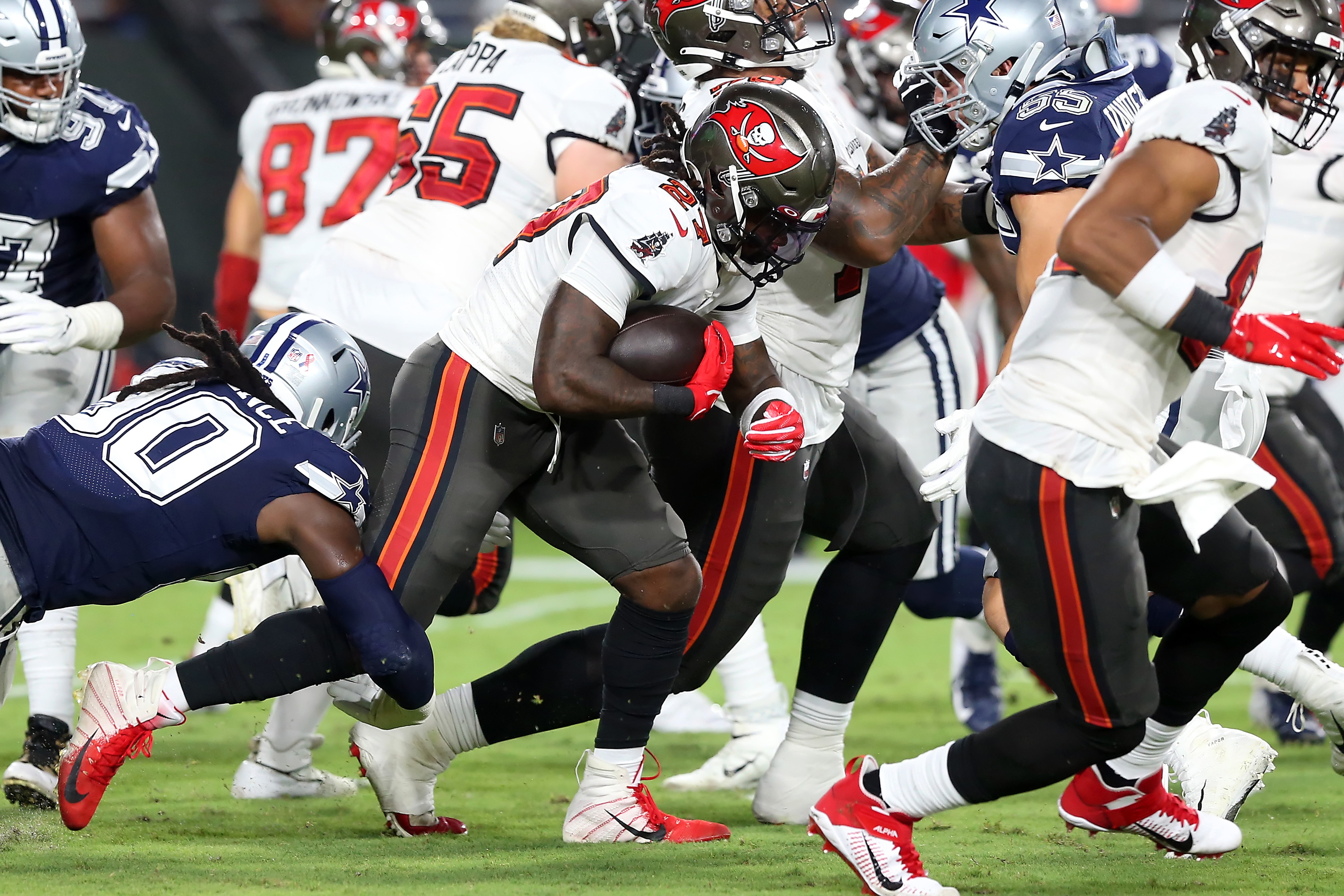 TAMPA, FL - SEPTEMBER 09: Tampa Bay Buccaneers Running Back Ronald Jones (27) carries the ball during the regular season game between the Dallas Cowboys and the Tampa Bay Buccaneers on September 09, 2021 at Raymond James Stadium in Tampa, Florida. (Photo by Cliff Welch/Icon Sportswire via Getty Images)