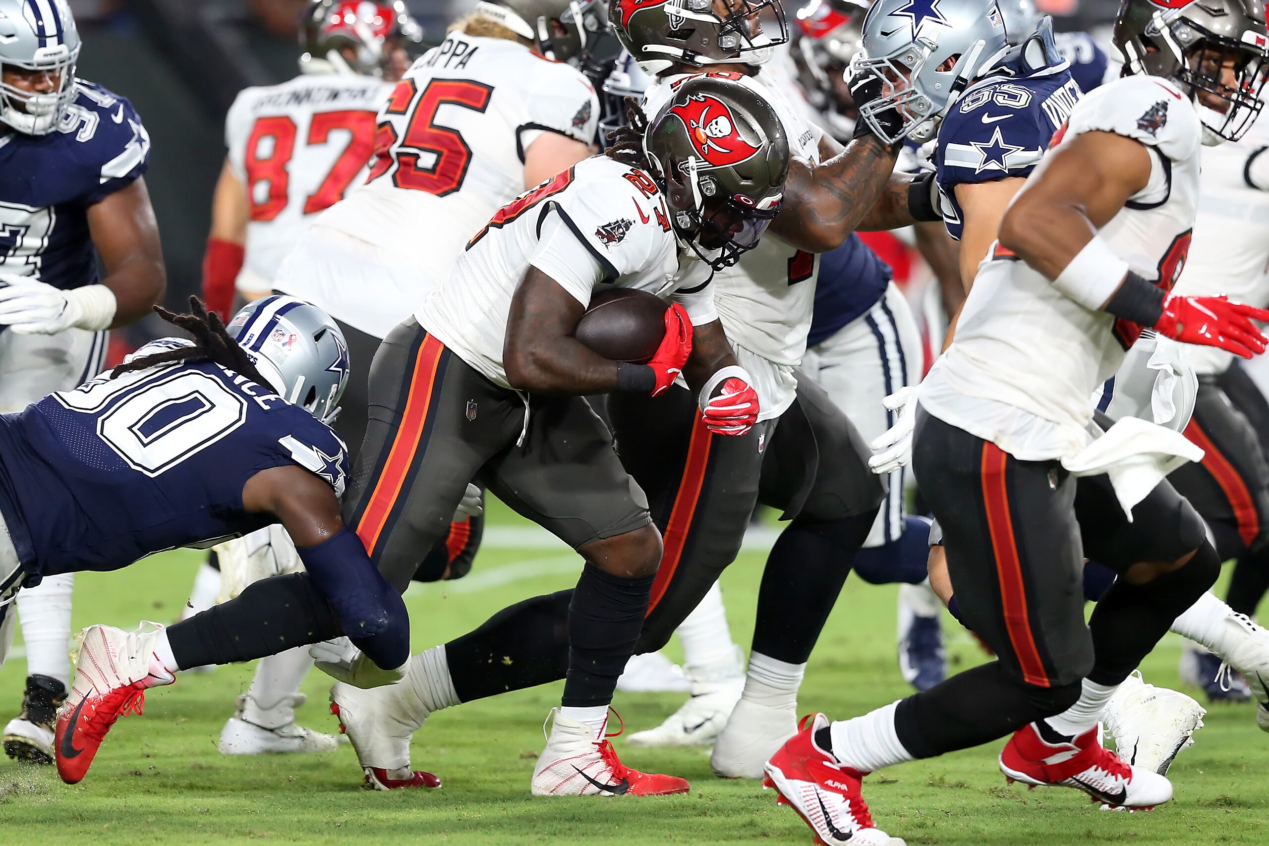 TAMPA, FL - SEPTEMBER 09: Tampa Bay Buccaneers Running Back Ronald Jones (27) carries the ball during the regular season game between the Dallas Cowboys and the Tampa Bay Buccaneers on September 09, 2021 at Raymond James Stadium in Tampa, Florida. (Photo by Cliff Welch/Icon Sportswire via Getty Images)