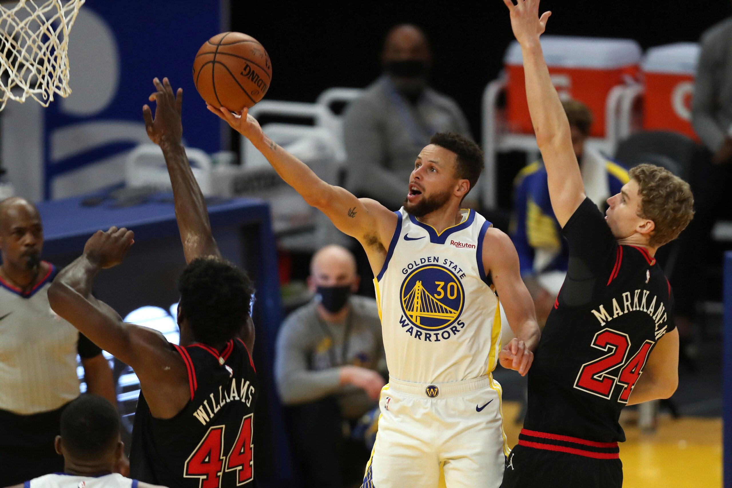 Golden State Warriors guard Steph Curry (30) shoots over Chicago Bulls forward Lauri Markkanen, right, and forward Patrick Williams during the second half of an NBA basketball game in San Francisco, Monday, March 29, 2021. (AP Photo/Jed Jacobsohn)