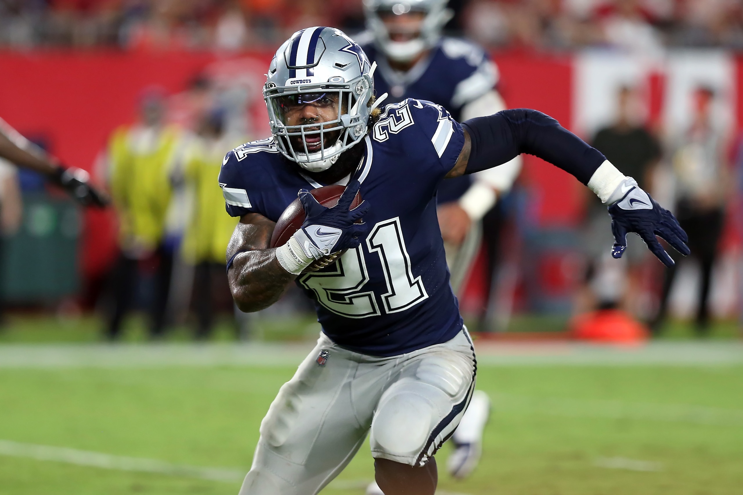 TAMPA, FL - SEPTEMBER 09: Dallas Cowboys Running Back Ezekiel Elliott (21) runs the ball during the regular season game between the Dallas Cowboys and the Tampa Bay Buccaneers on September 09, 2021 at Raymond James Stadium in Tampa, Florida. (Photo by Cliff Welch/Icon Sportswire via Getty Images)