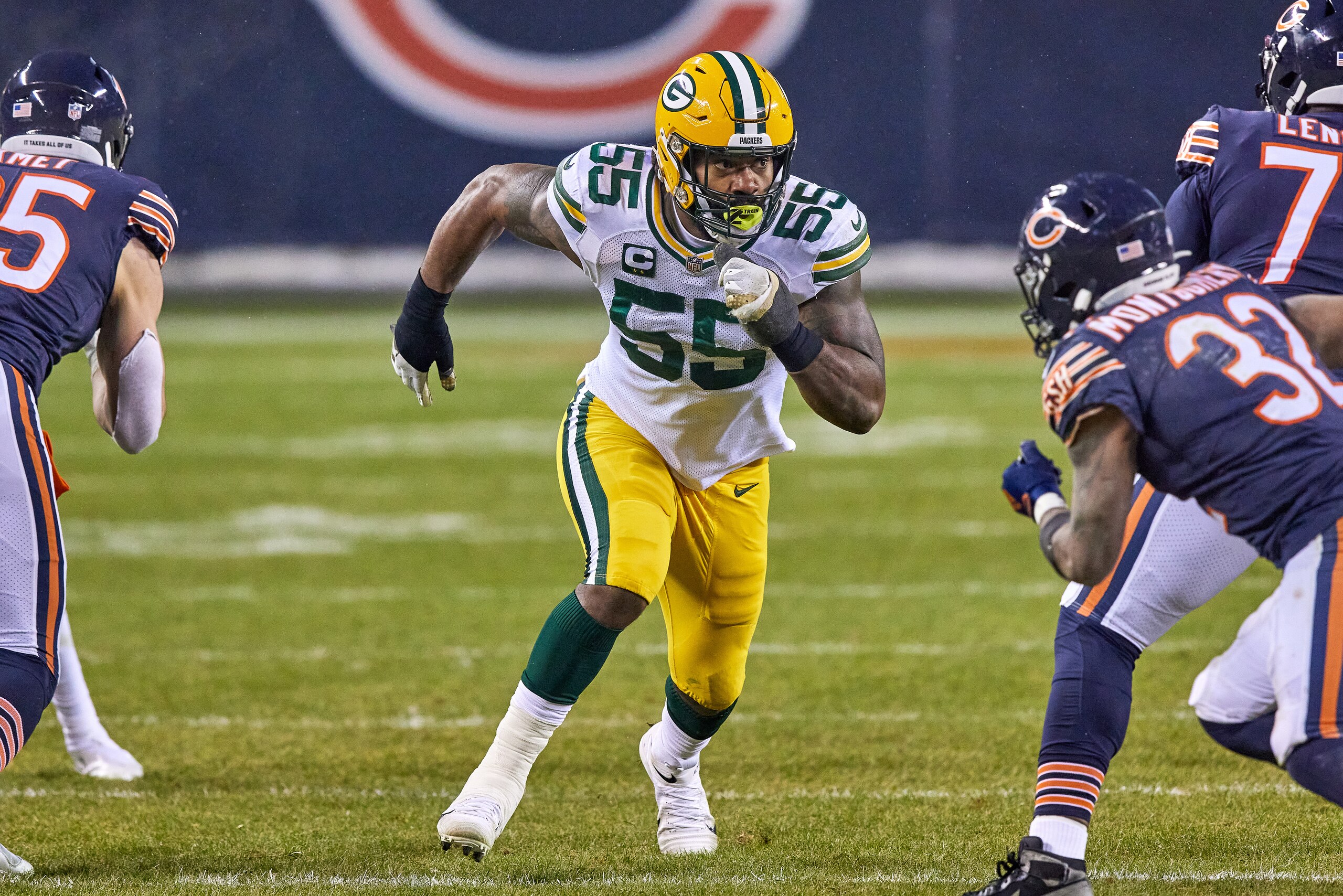 CHICAGO, IL - JANUARY 03: Green Bay Packers outside linebacker Za'Darius Smith (55) runs in action during a game between the Chicago Bears and the Green Bay Packers on January 03, 2021 at Soldier Field in Chicago, IL. (Photo by Robin Alam/Icon Sportswire via Getty Images)