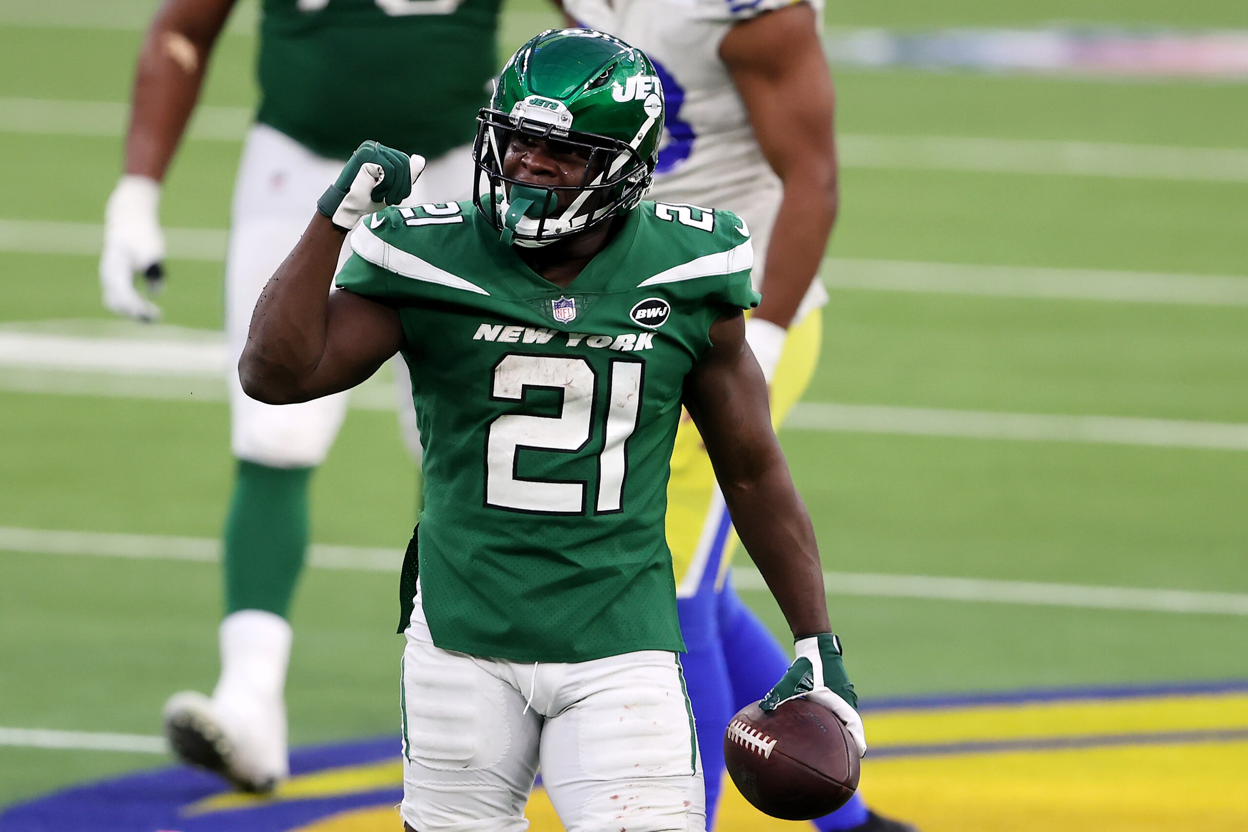 INGLEWOOD, CALIFORNIA - DECEMBER 20: Frank Gore #21 of the New York Jets reacts following a reception during the fourth quarter of a game against the Los Angeles Rams at SoFi Stadium on December 20, 2020 in Inglewood, California. (Photo by Sean M. Haffey/Getty Images)