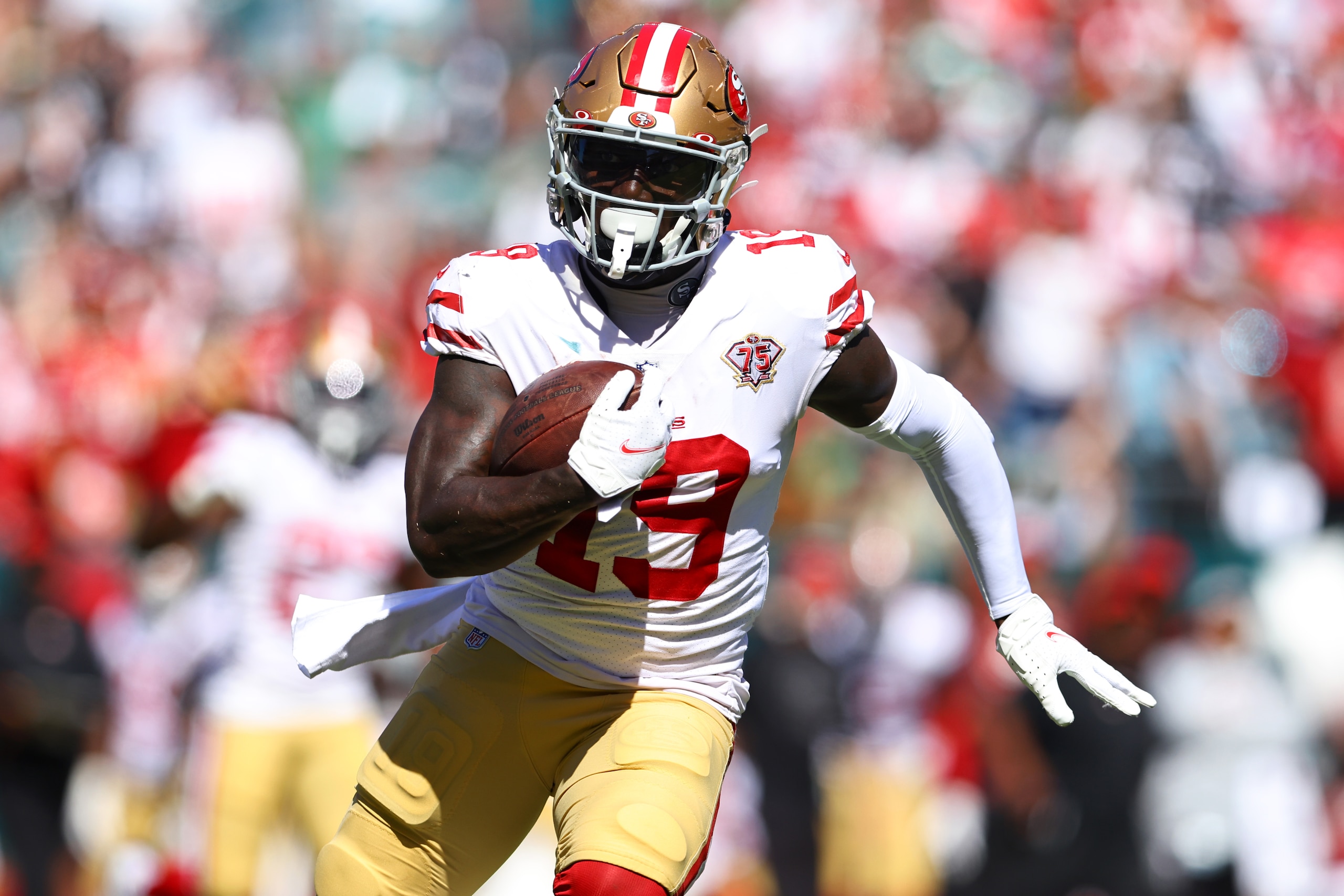 PHILADELPHIA, PENNSYLVANIA - SEPTEMBER 19: Wide receiver Deebo Samuel #19 of the San Francisco 49ers runs the ball after a catch during the second half in the game against the Philadelphia Eagles at Lincoln Financial Field on September 19, 2021 in Philadelphia, Pennsylvania. (Photo by Mitchell Leff/Getty Images)