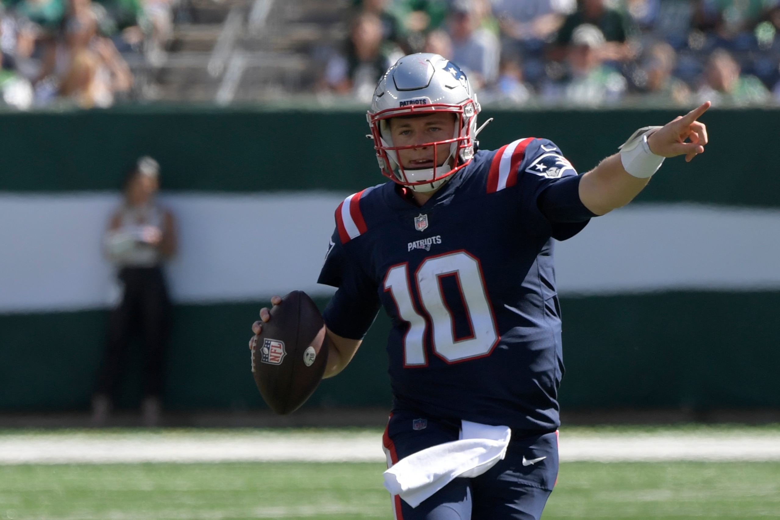 El quarterback Mac Jones de los Patriots de Nueva Inglaterra durante el primer tiempo del partido contra los Jets de Nueva York, el domingo 19 de septiembre de 2021. (AP Foto/Bill Kostroun)